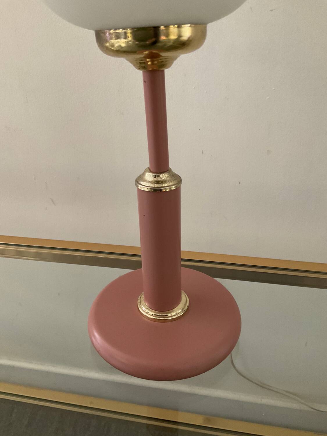 Lampe vintage en métal et opaline années 70