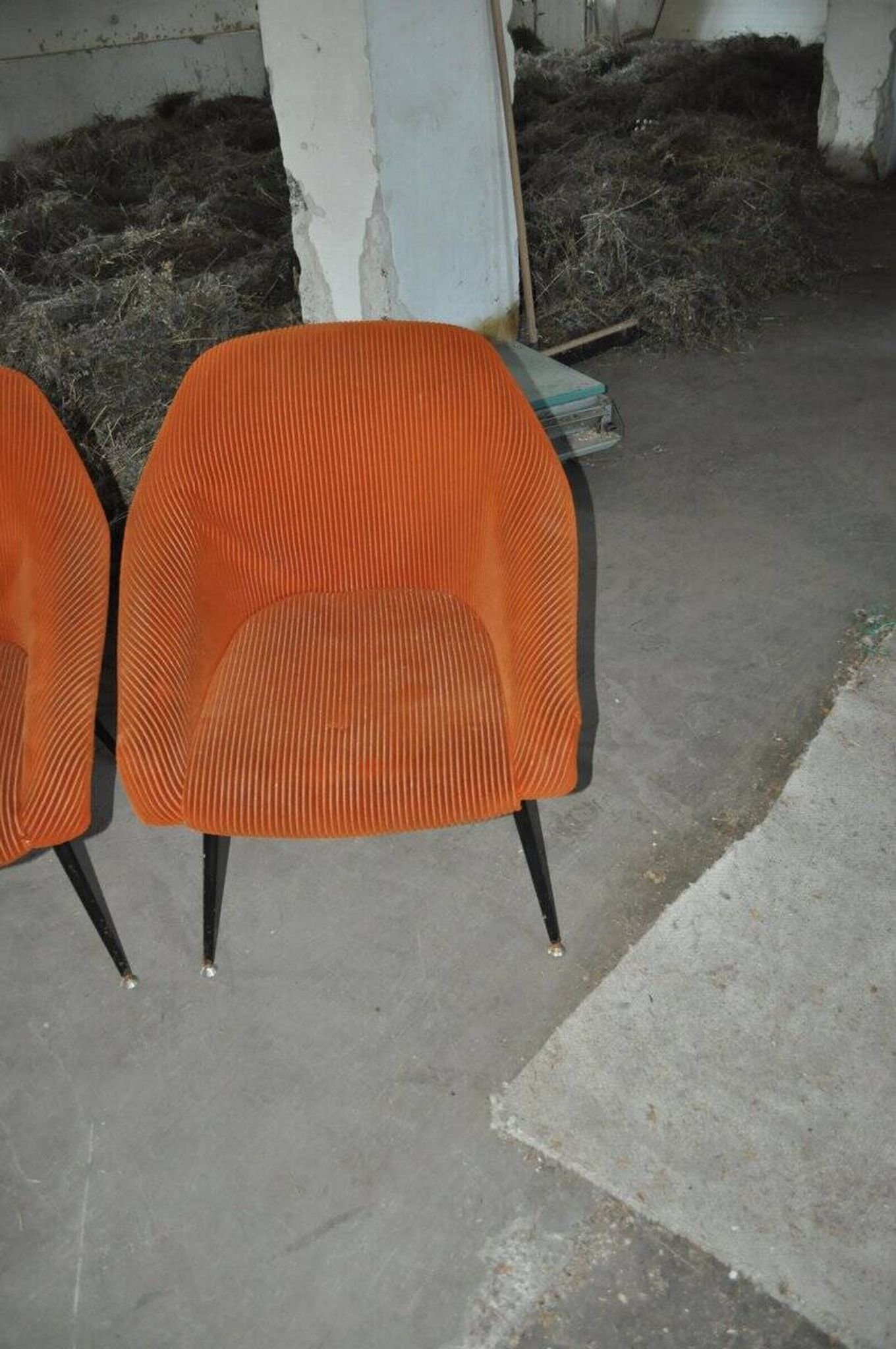 Pair of Mid-Century armchairs in black metal and orange fabric, VEB Sitzmöbelwerke, 1960s.
