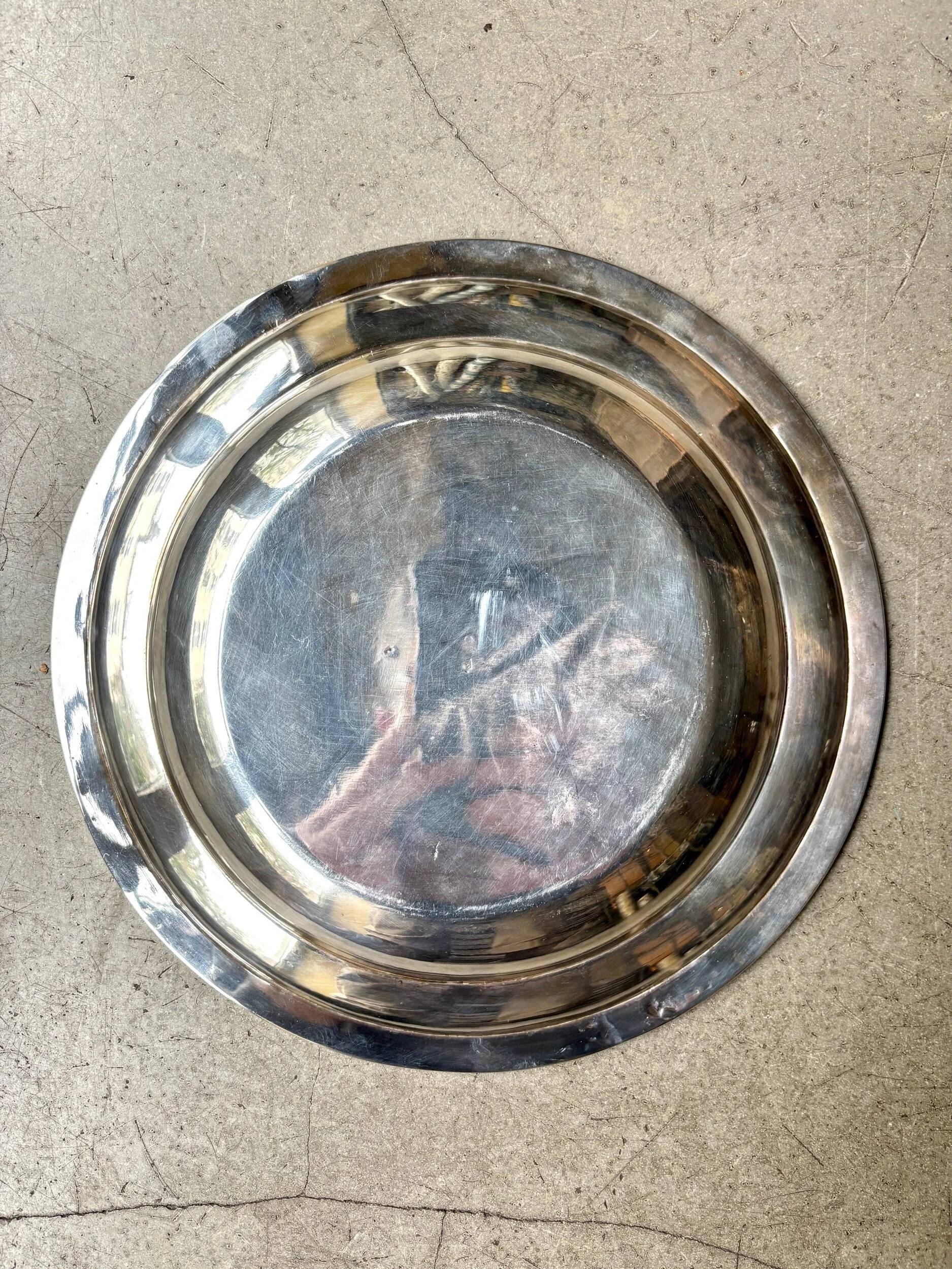Round silver-plated metal dish