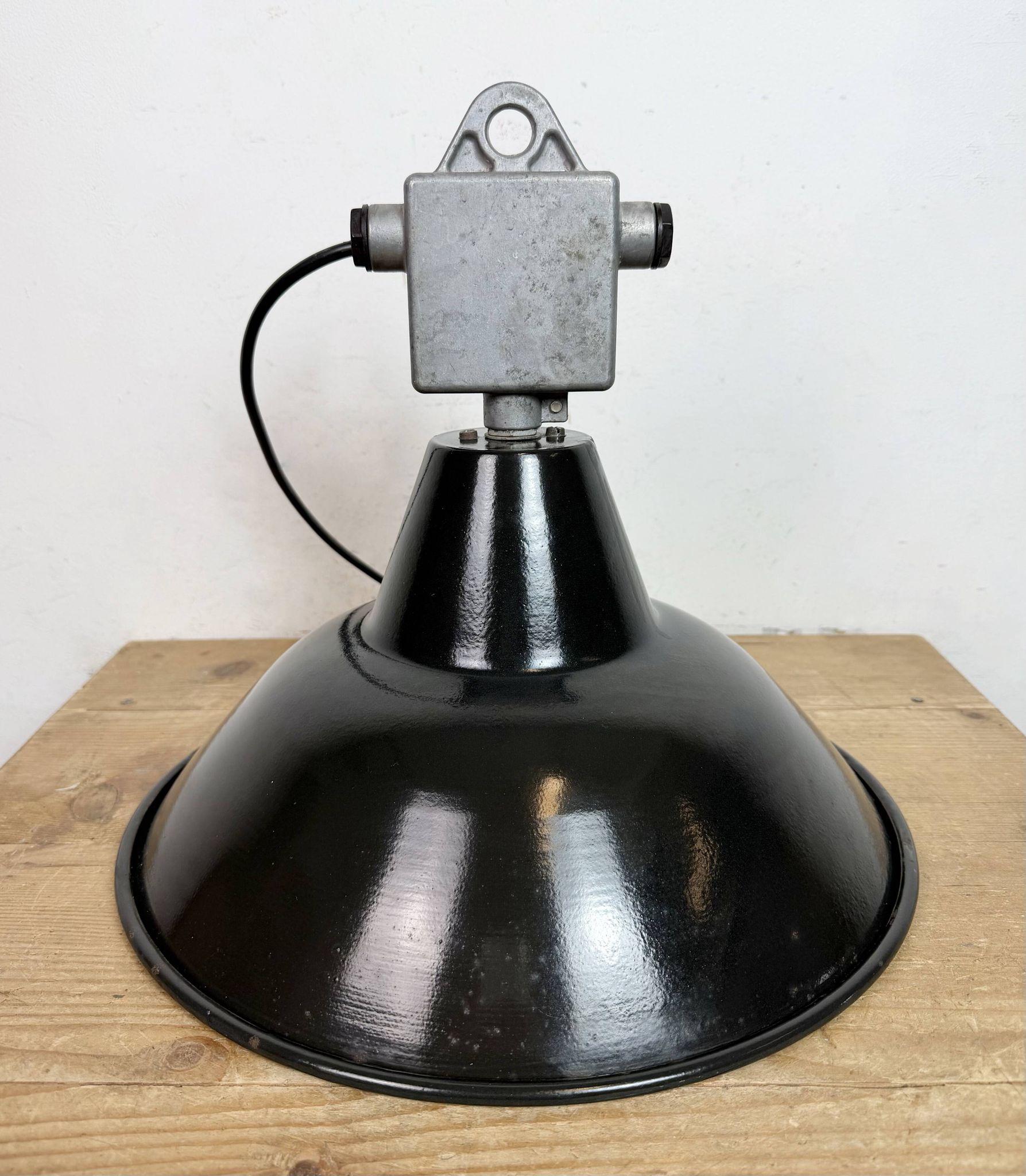 Lampe à pendentif en émail noir industriel d'Elektrosvit, années 1960.