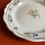 Late 18th century earthenware plate with dandelion decoration