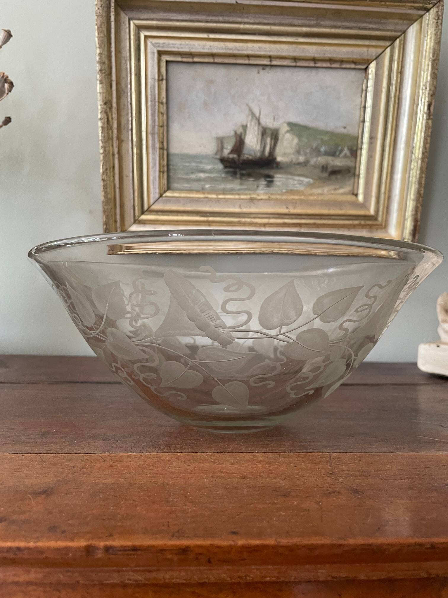Antique bowl or salad bowl in engraved crystal, floral motif, signed "Delvaux P"