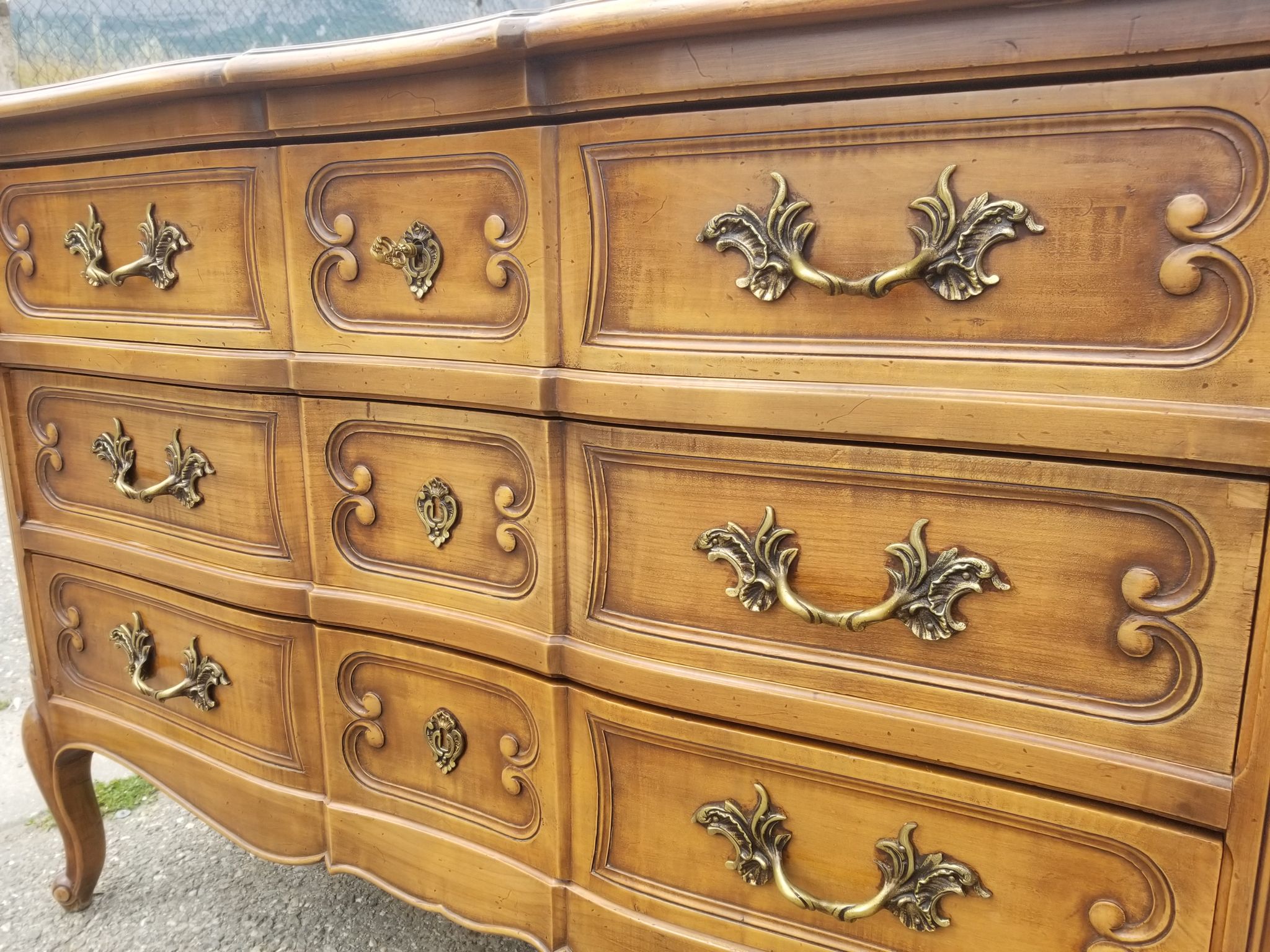 Commode arbalète de style Louis XV 3 tiroirs en noyer
