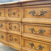 Commode arbalète de style Louis XV 3 tiroirs en noyer