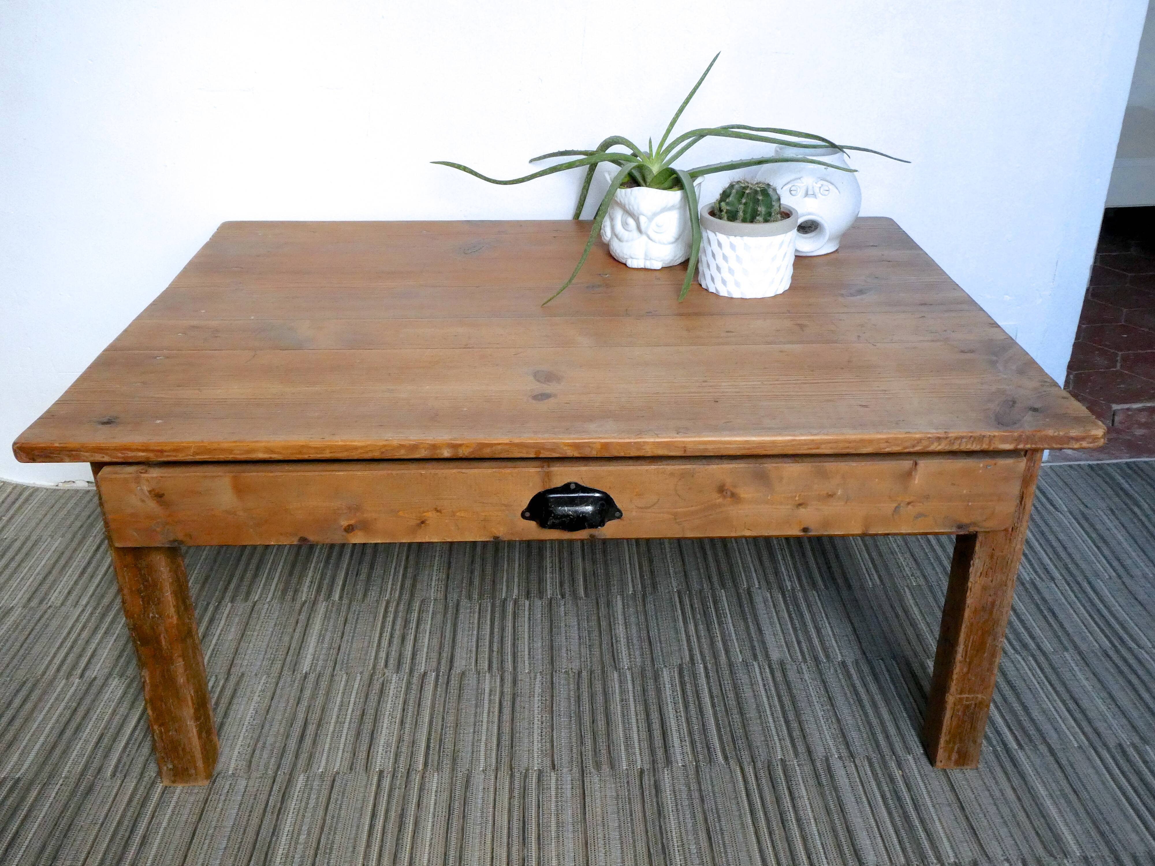 Coffee table in solid wood with a drawer