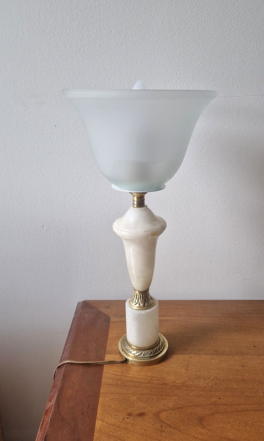 Neo-Empire style table lamp in alabaster and brass - V-shaped tulip shade