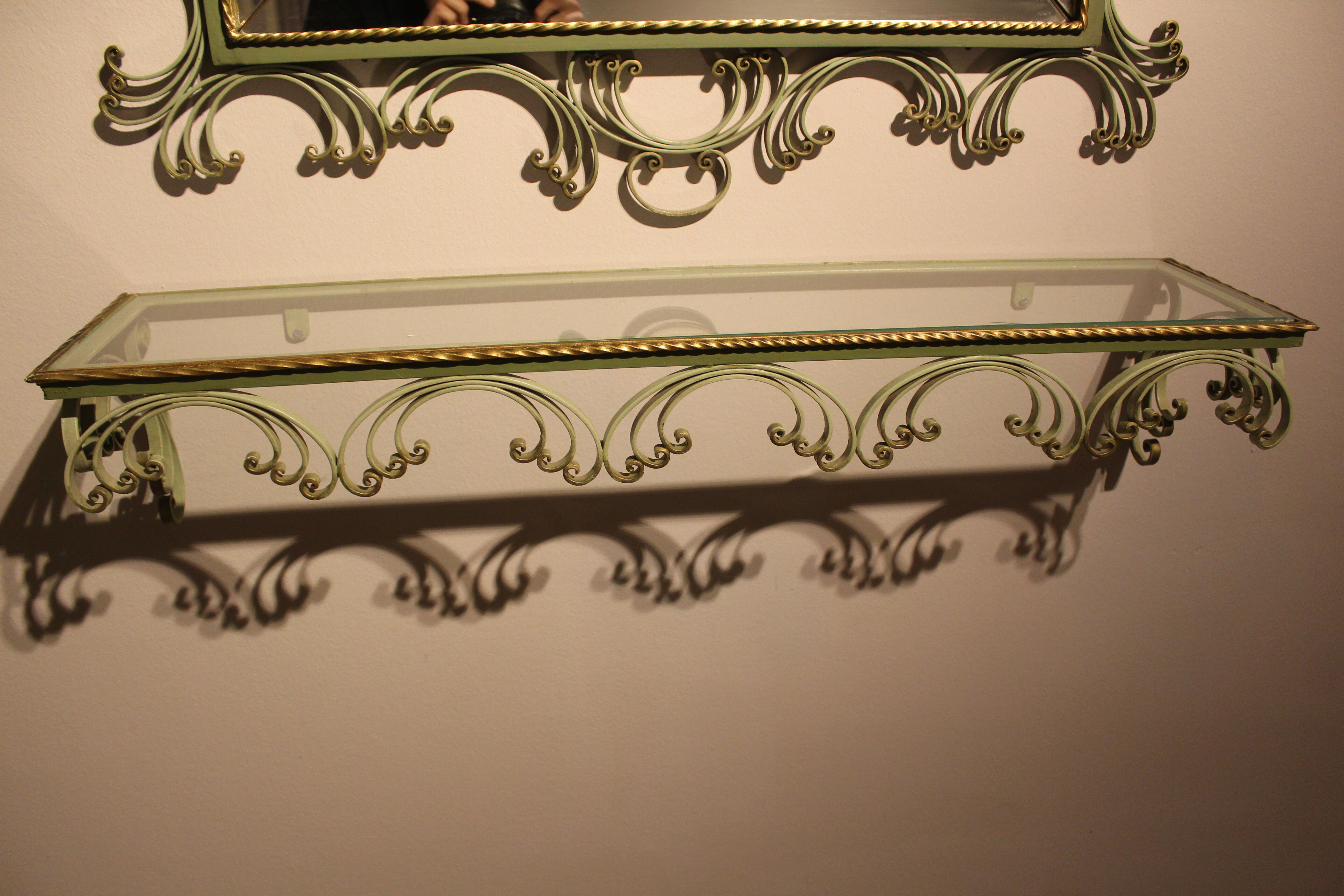 Miroir en plomb avec console en fer forgé laqué en vert pistache et or, Art Déco,
