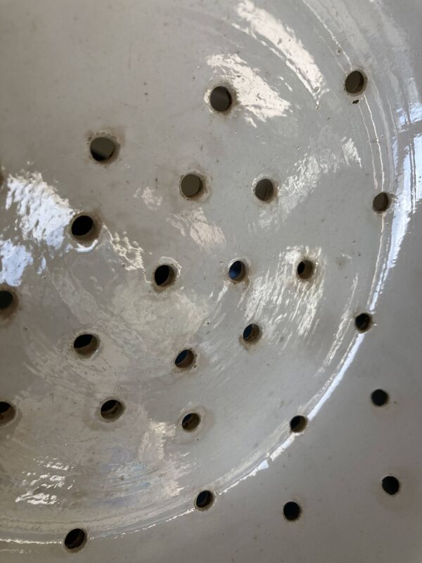 Assiette de campagne en faïence ivoire de Sarreguemines, plat d'office 1900