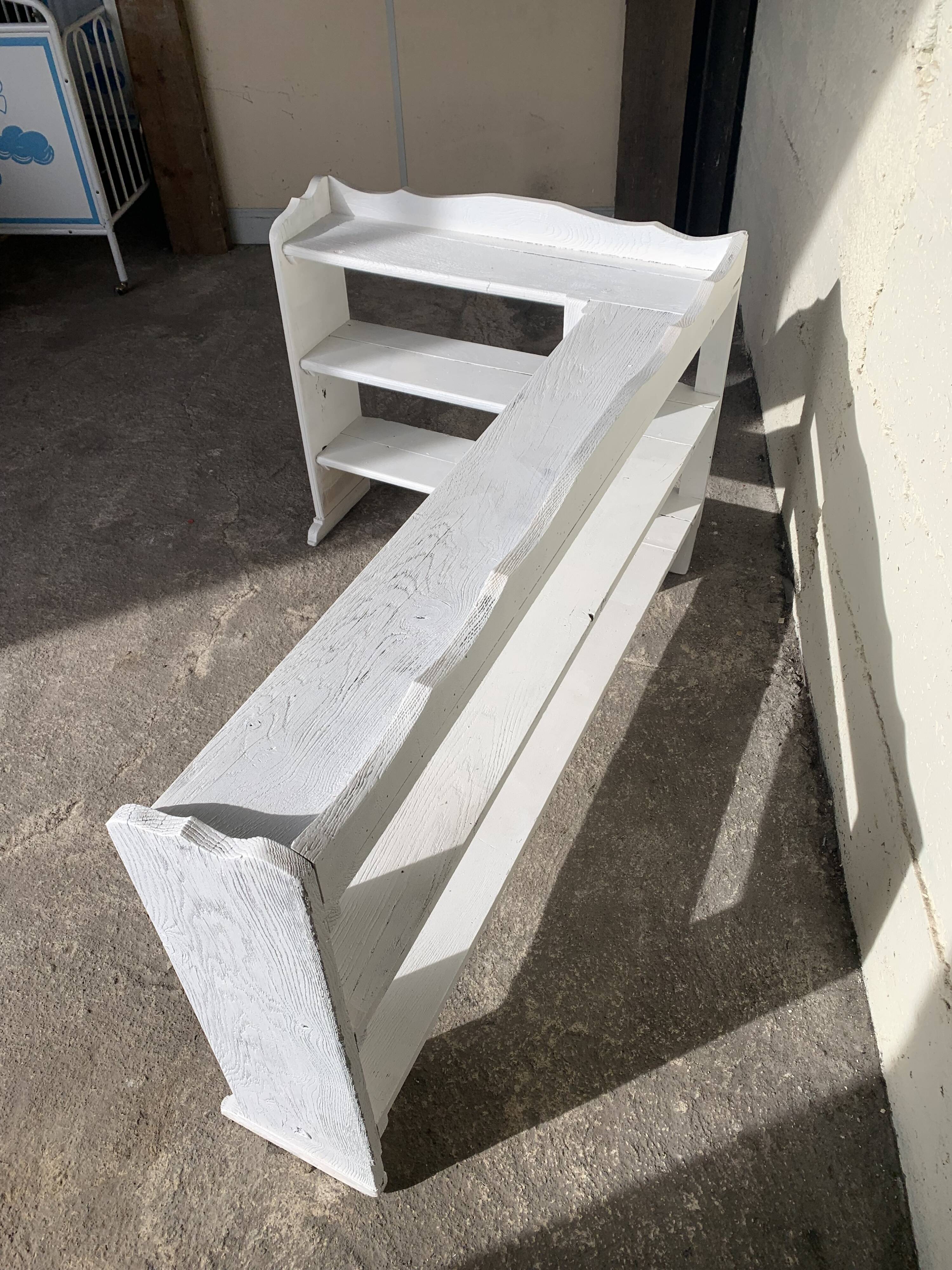 Country corner shelf