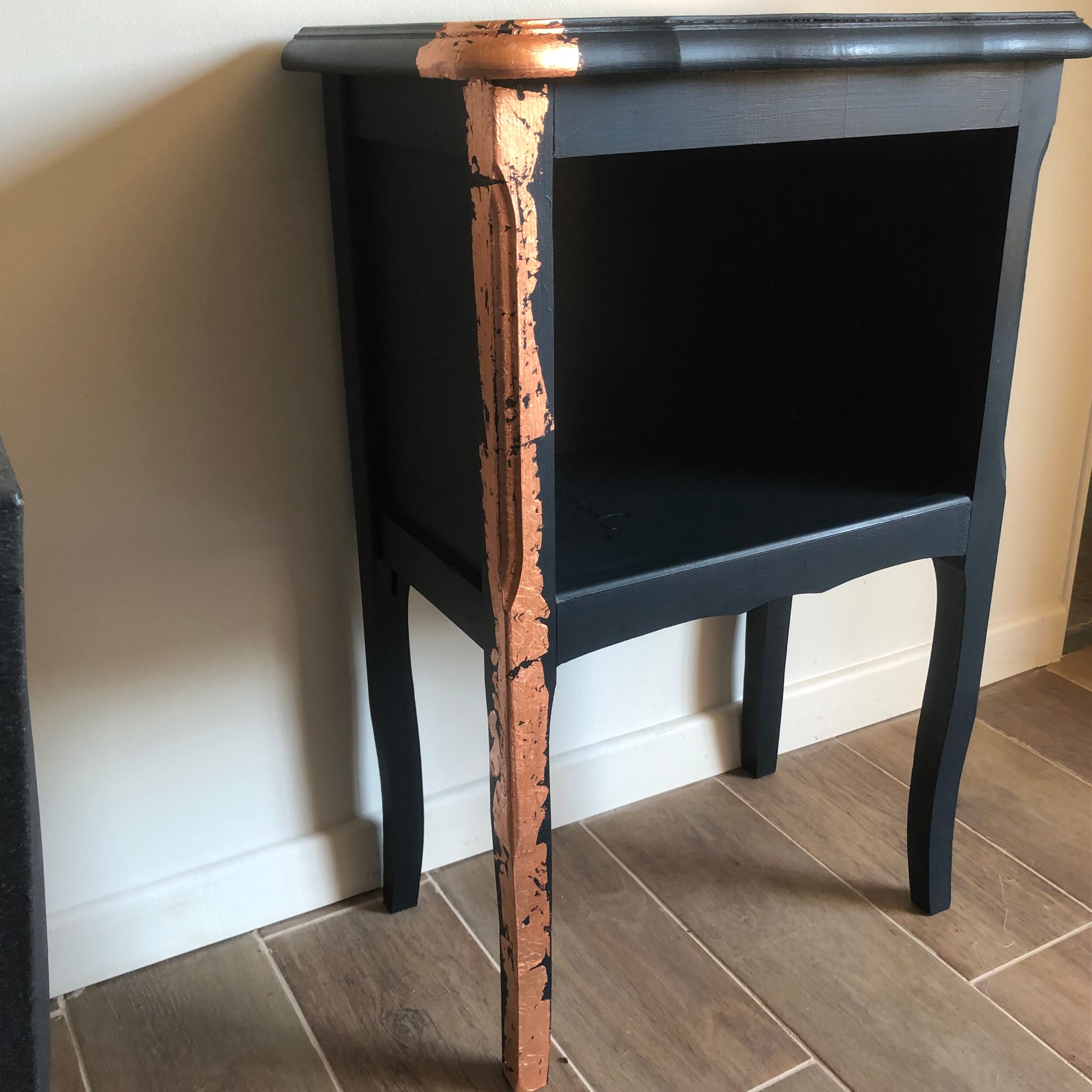 Meuble d'appoint doré à la feuille de cuivre