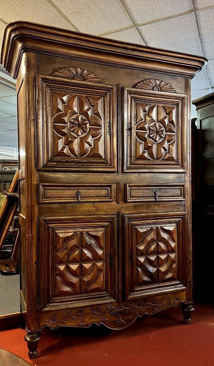 four-panel cabinet from the 18th century in solid walnut