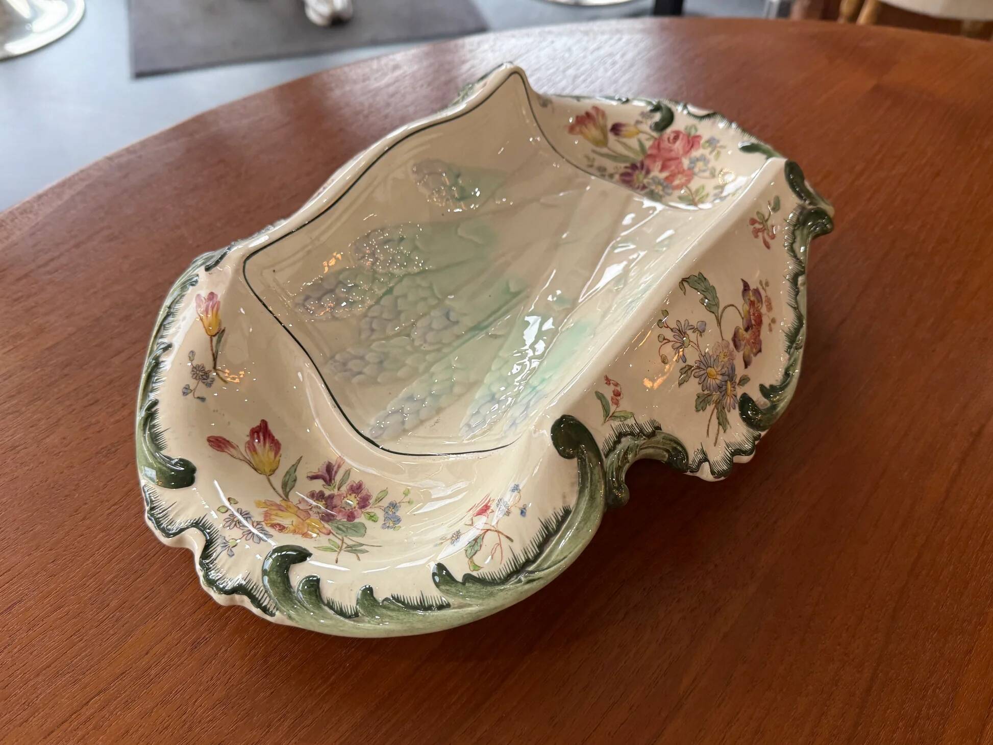 Old Longchamps plate Terre de Fer – Model 1428 – Floral decoration & asparagus in relief – 39 x 23 cm