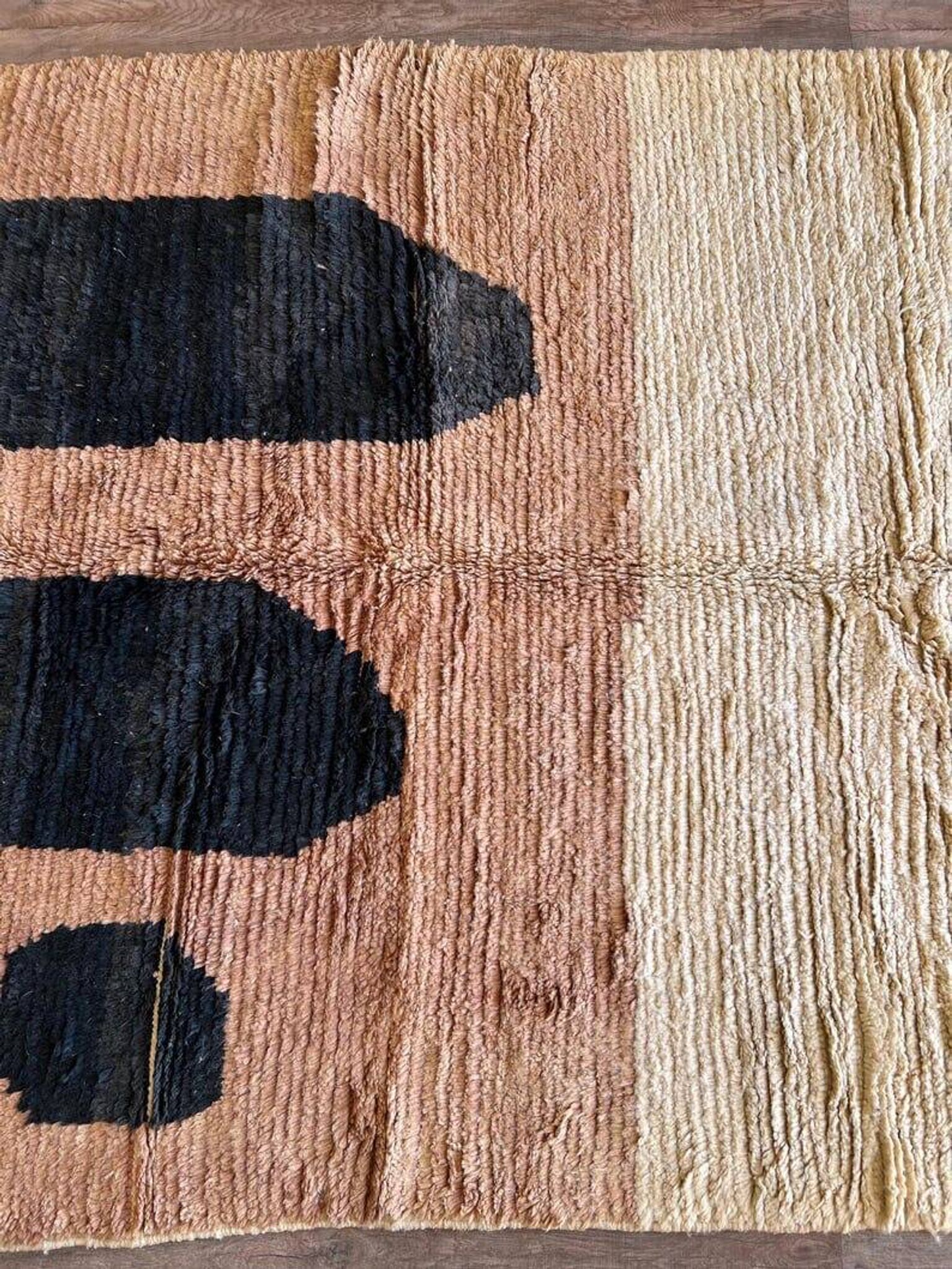 Handwoven artisan rug, size 150 x 250 cm