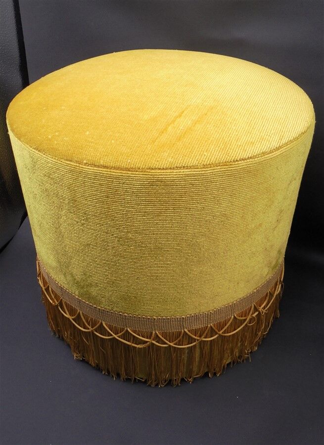 Vintage pouf in gold velvet