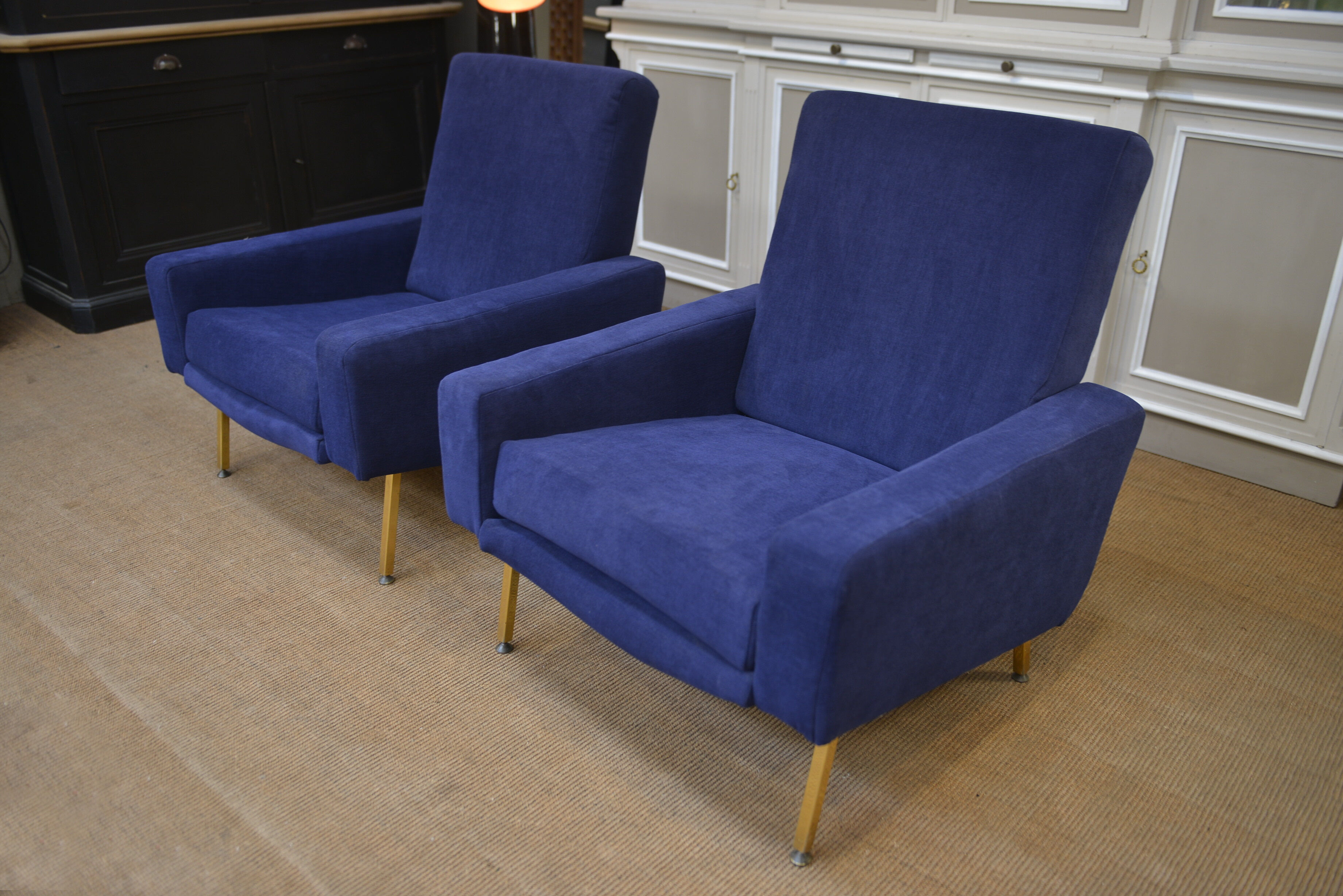 Pair of armchairs and ottoman vintage 1950 in blue velour and brass