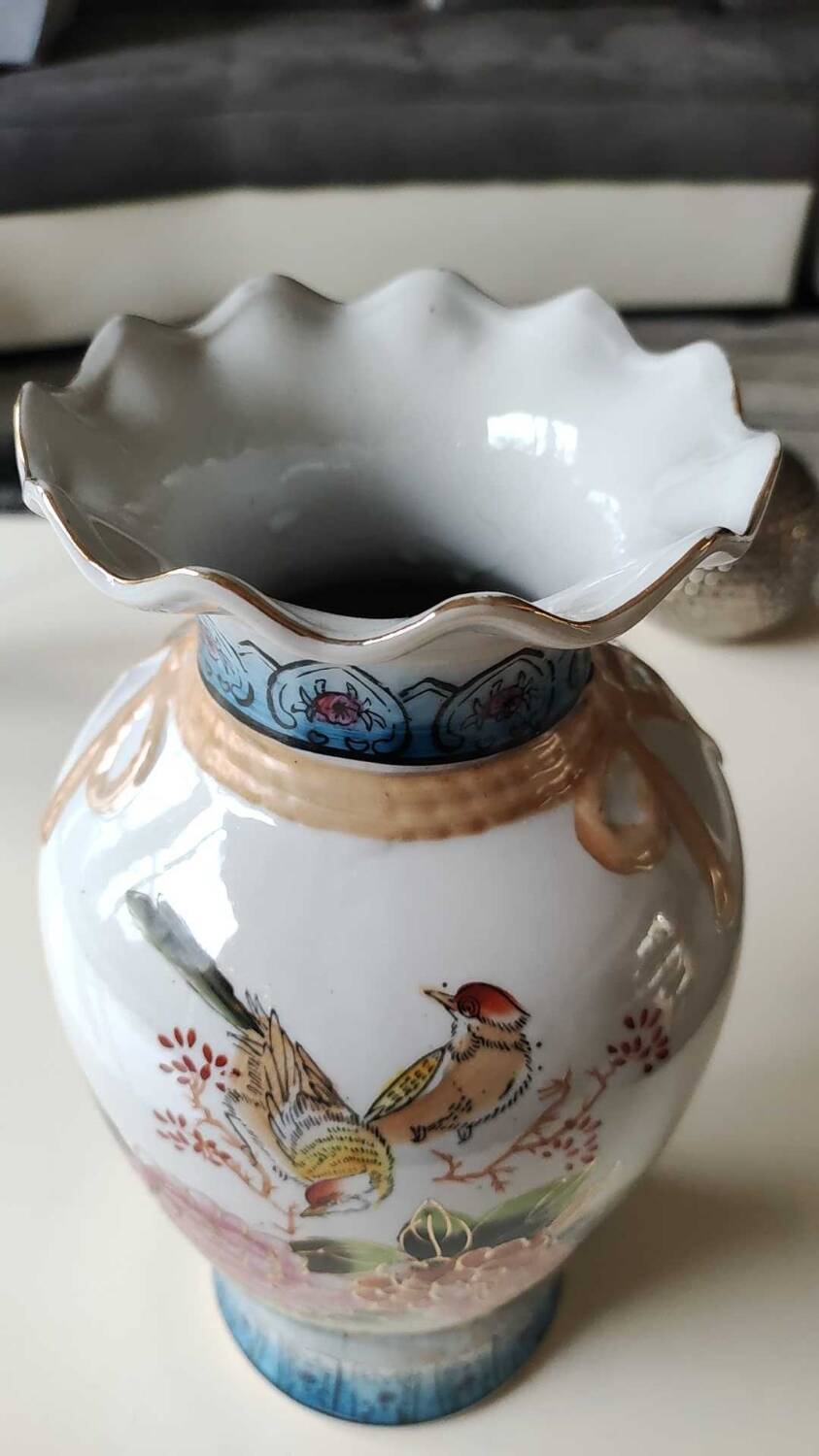 Chinese polychrome porcelain base. Peacock/birds of paradise designs. Corolla-shaped collar with ribbon. 30 x 15 cm