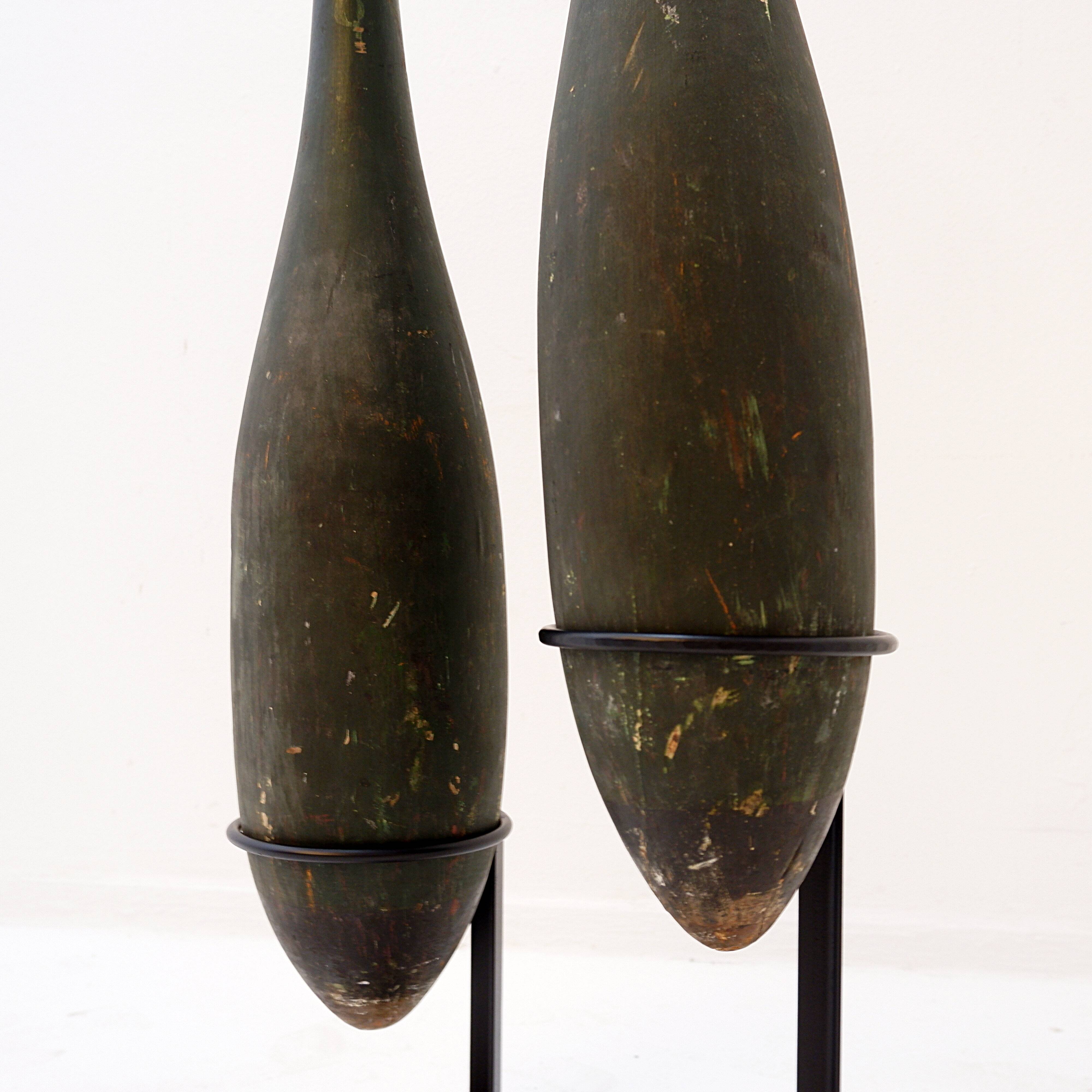 Paire de grandes quilles d'exercice en bois sur socle début du 20ème siècle