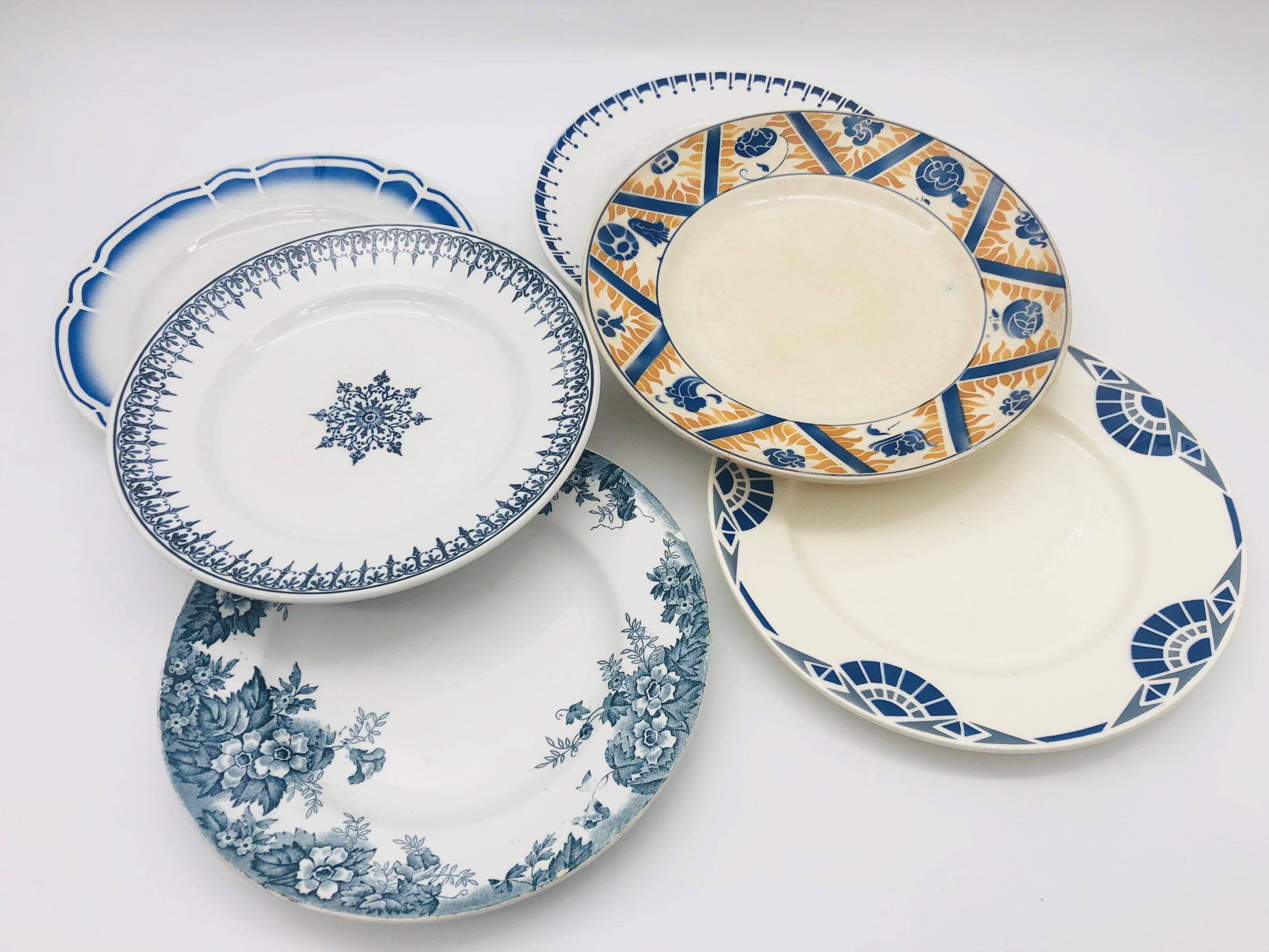 Série de 6 assiettes plates dépareillées.