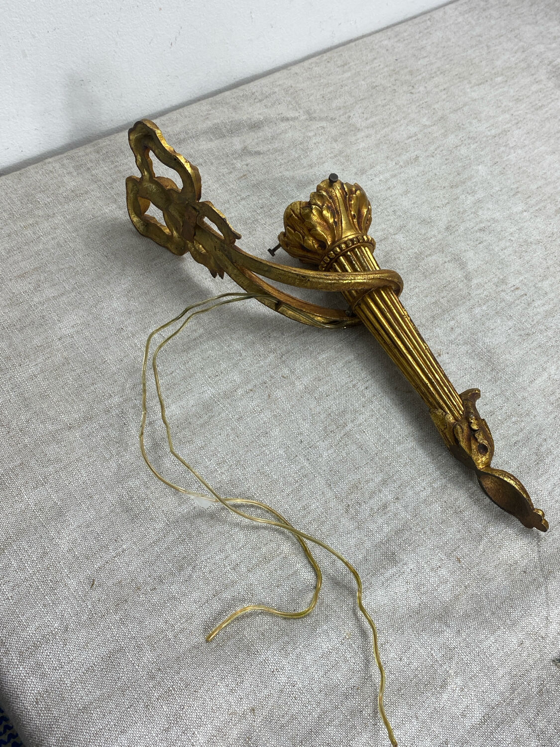 Bronze wall light, decorated with a bow and ribbon.