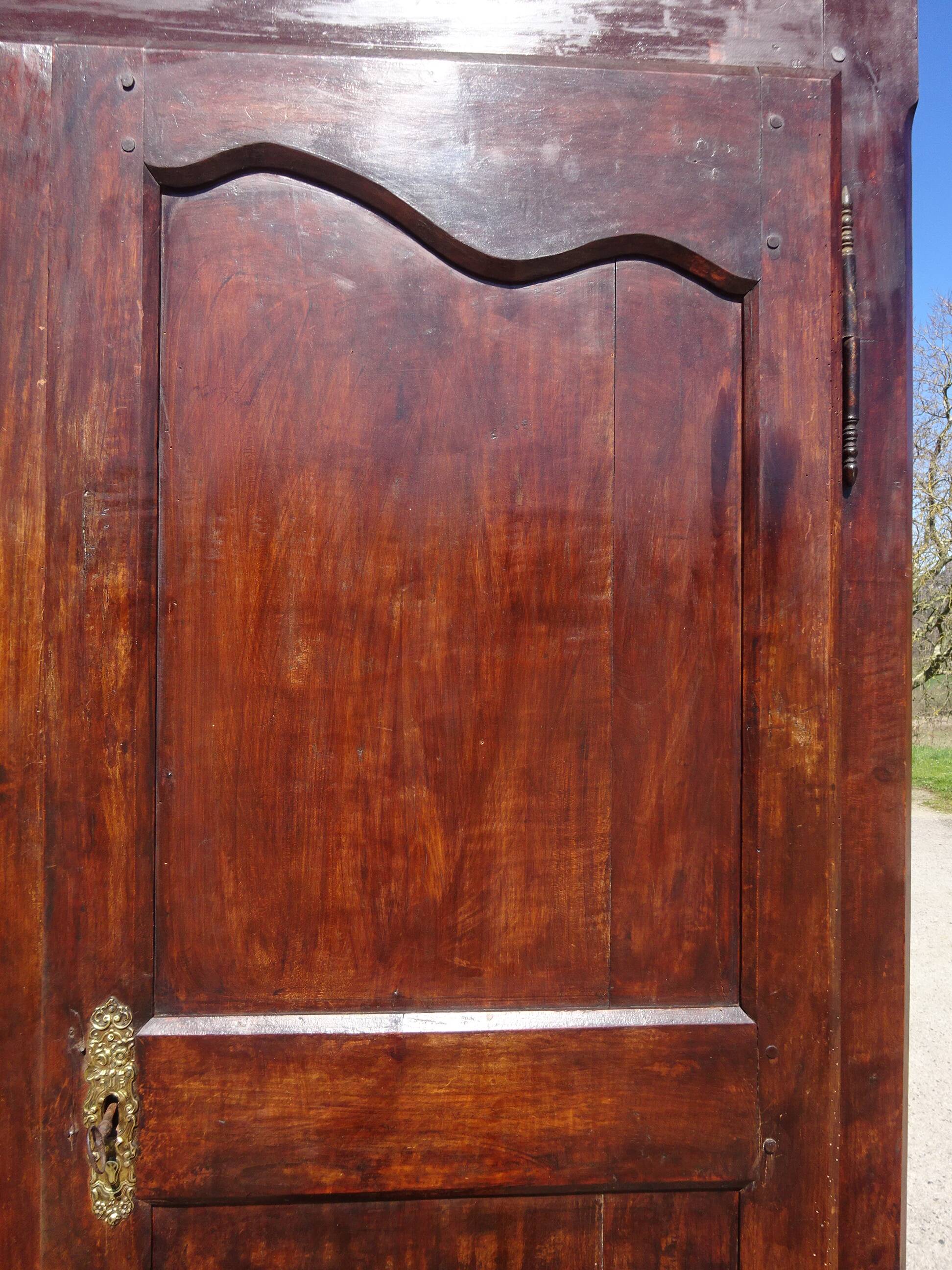 Armoire Louis Philippe en noyer massif