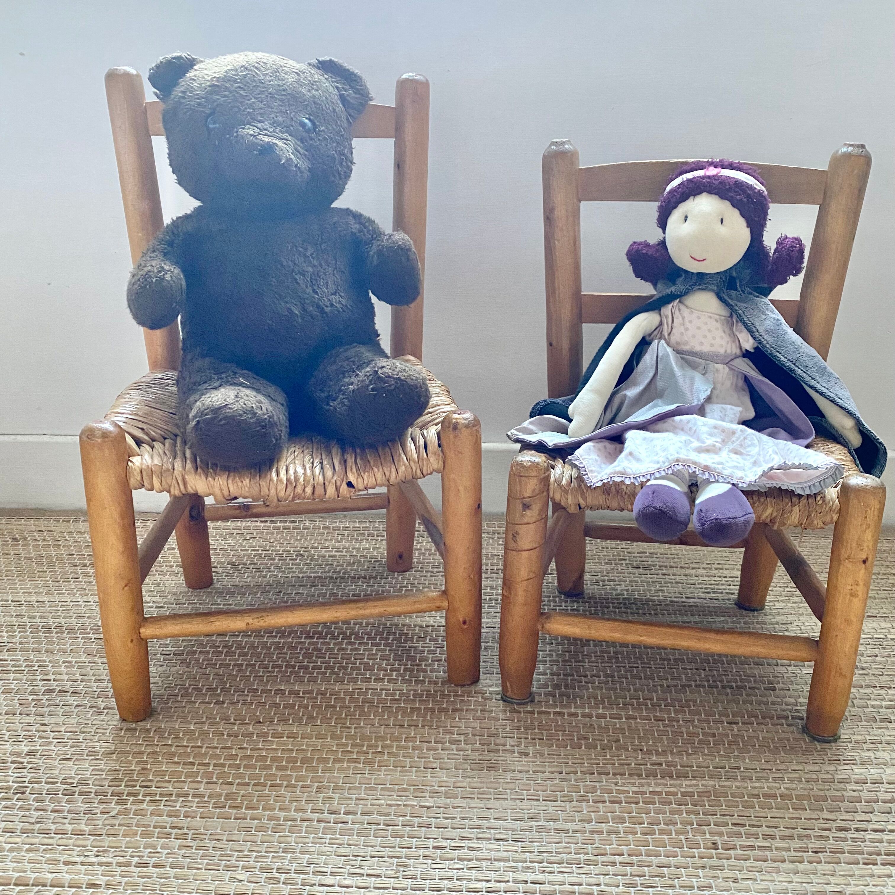 Chaises enfant anciennes en bois et paille