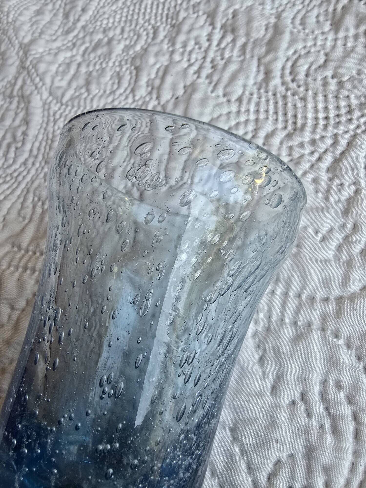 Vase soliflore en verre bullé bleu signé Biot