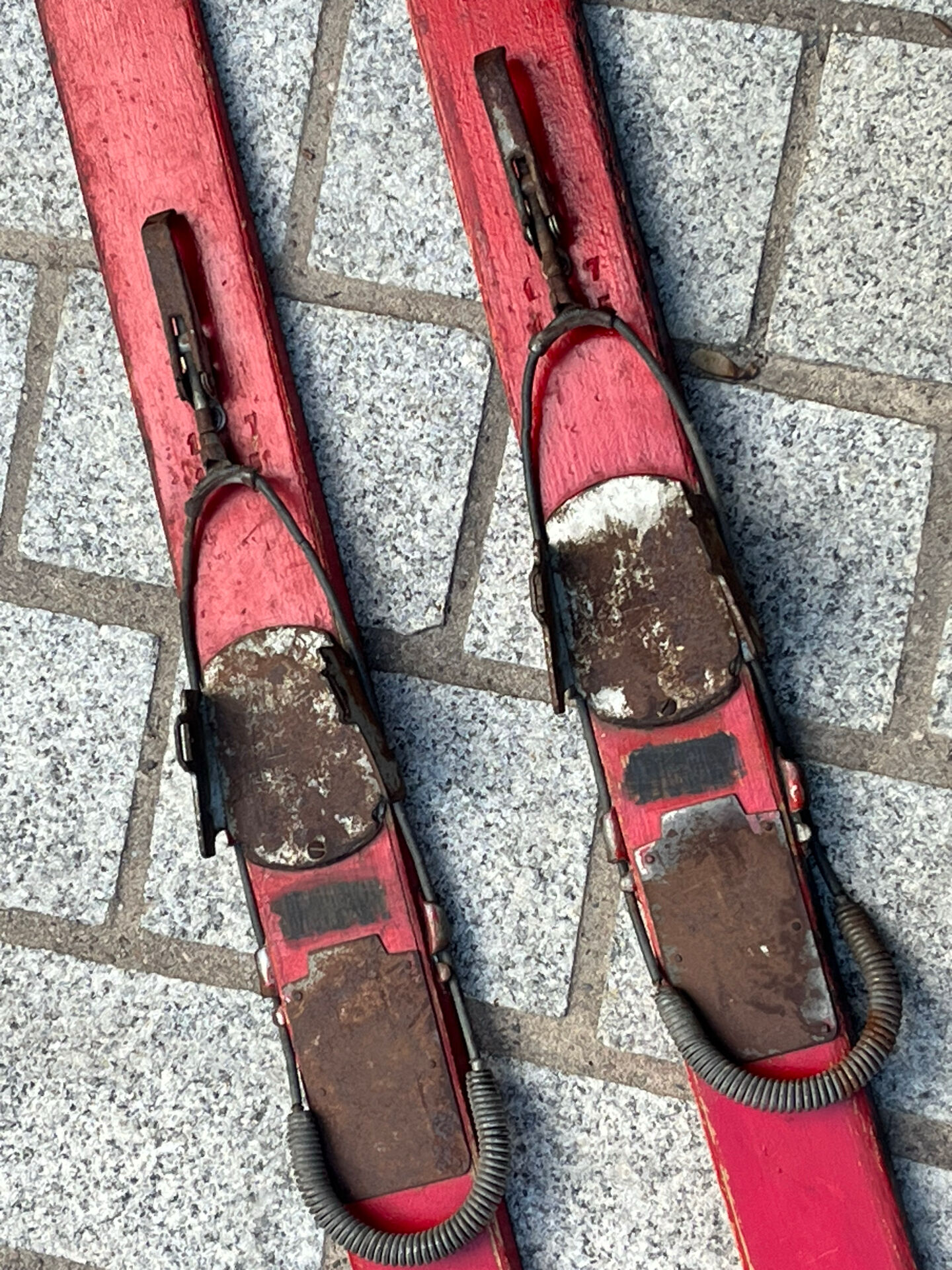 Paire de skis vintage en bois L=170cm