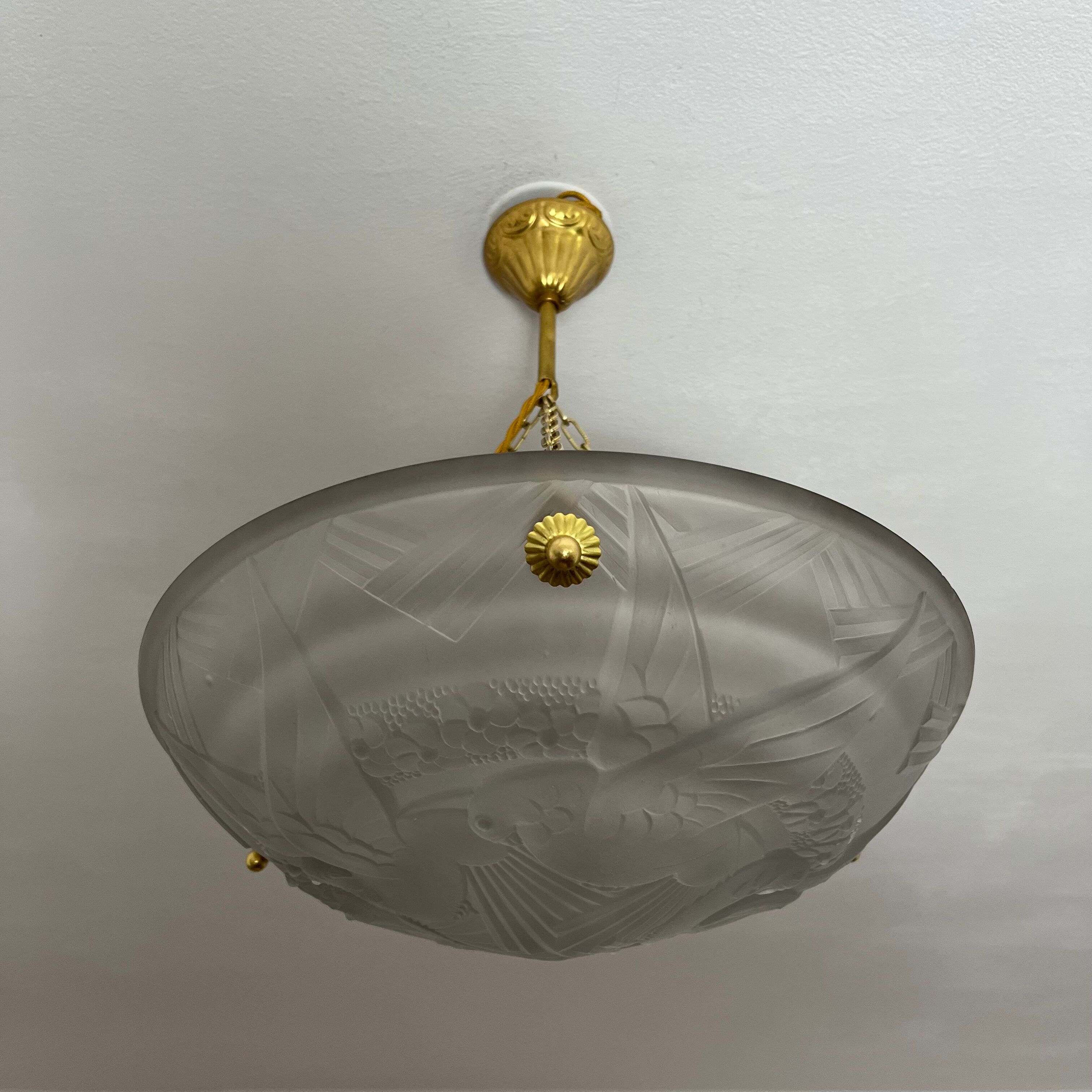 Art Deco washbasin in pressed glass Parakeet décor