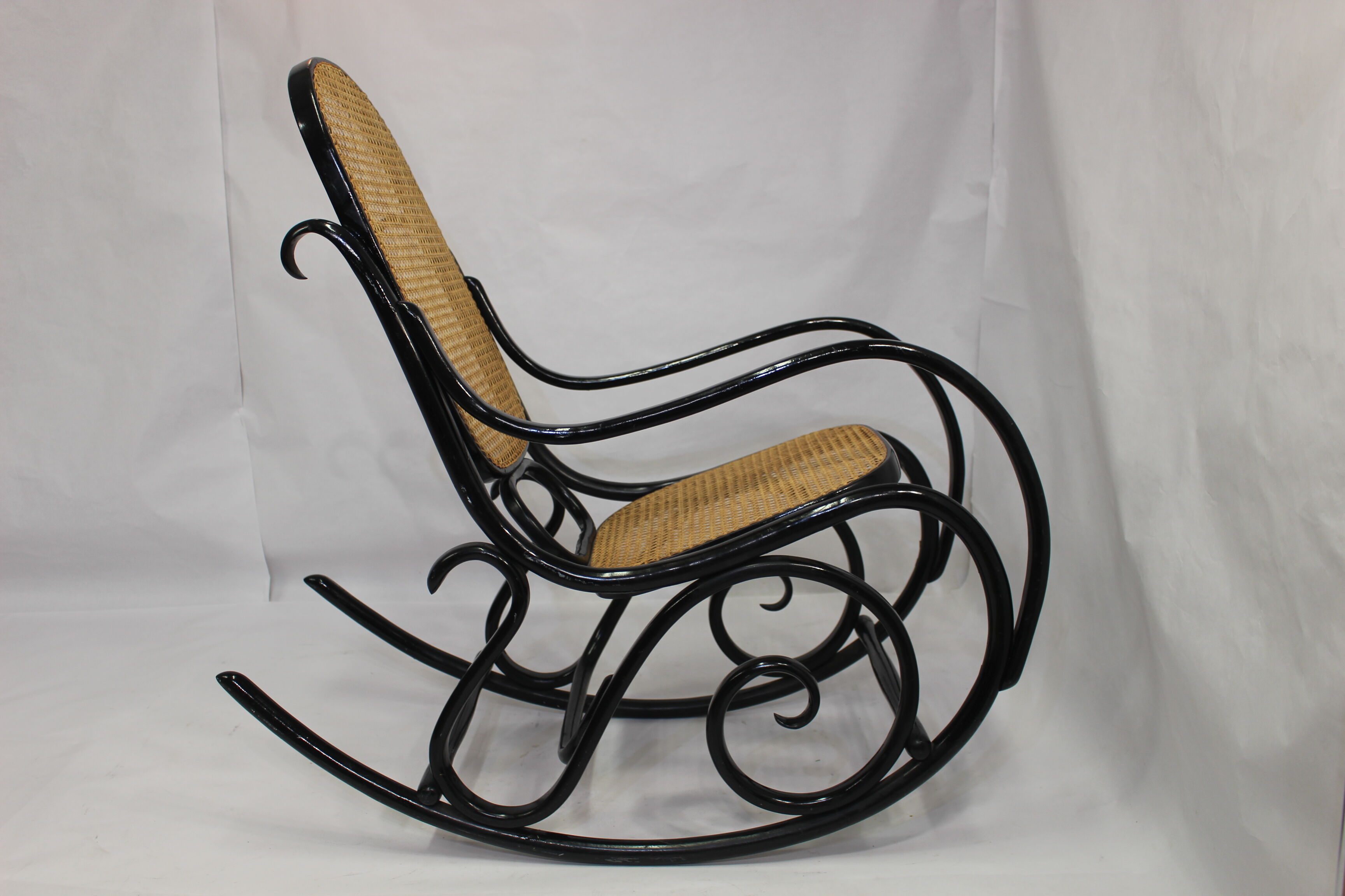 Year 1930 thonet rocking chair model n ° 10