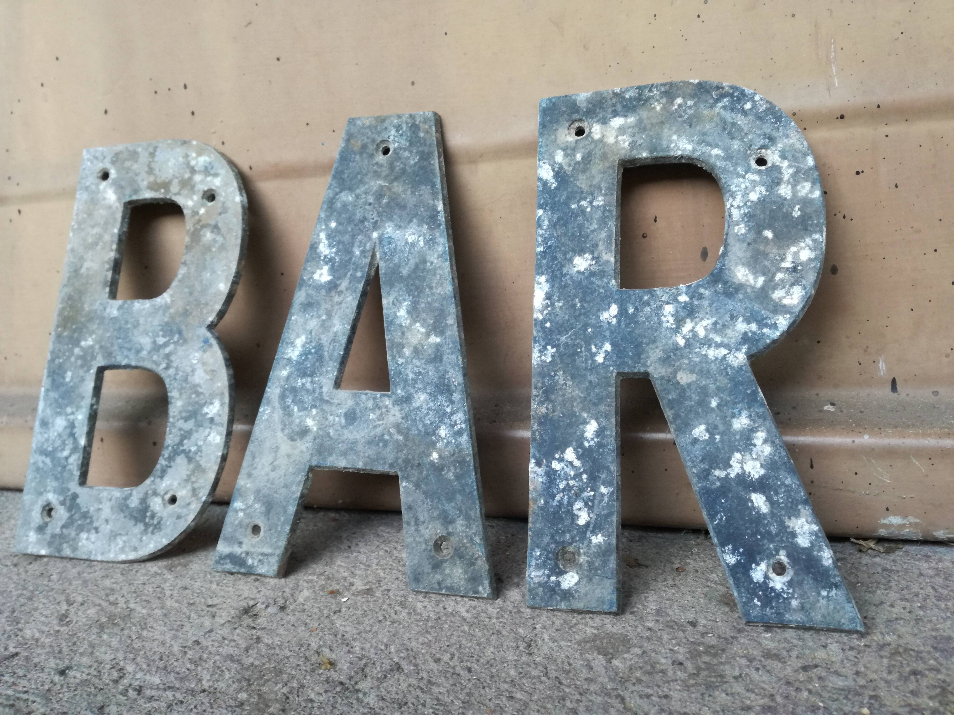 Bar en lettres métalliques vintage