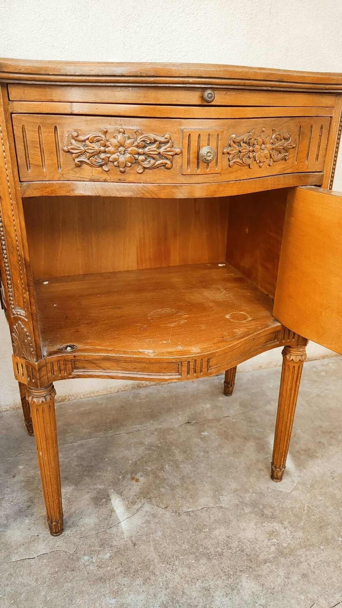 Pair of bow-fronted chests of drawers in walnut