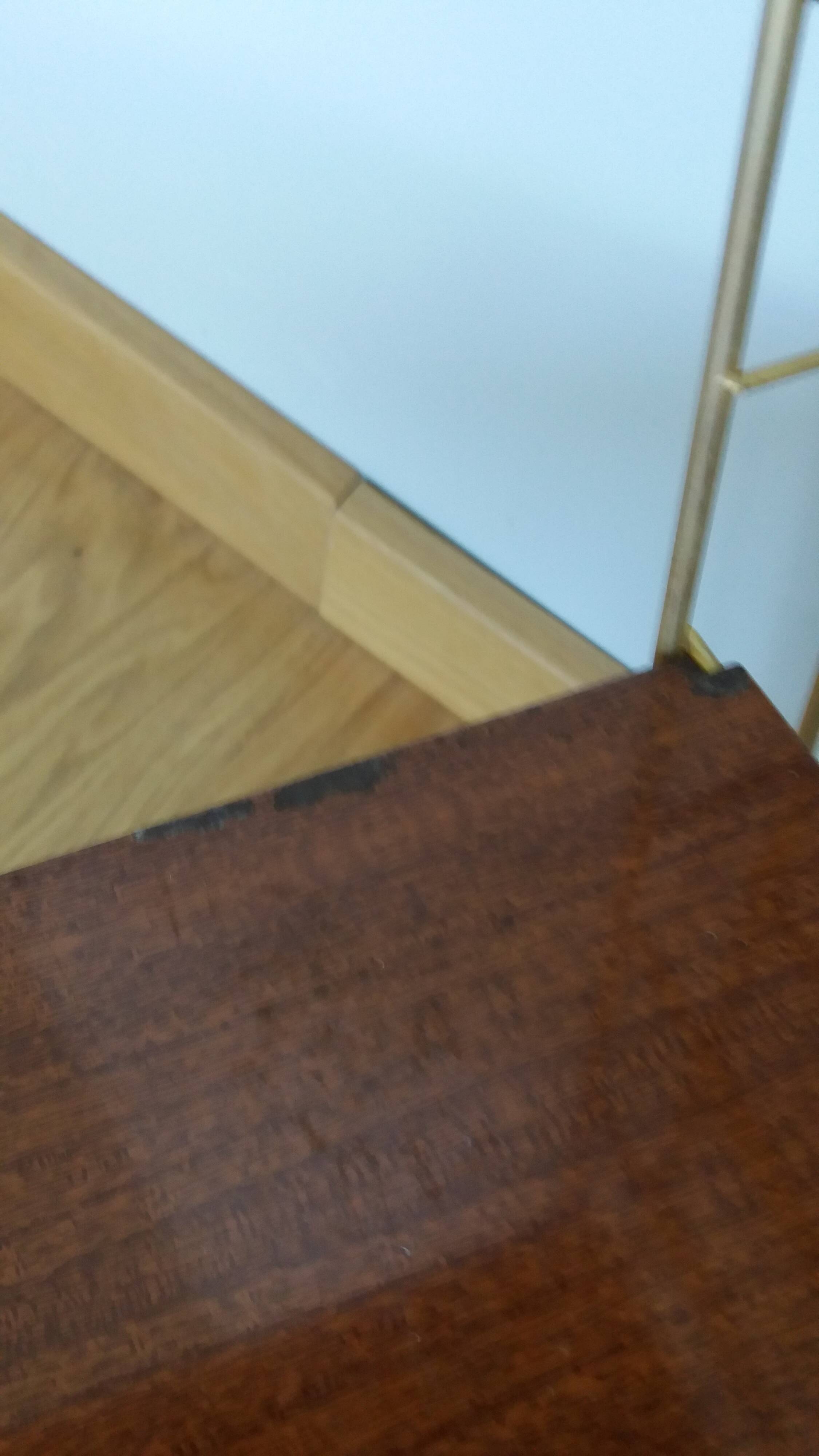 Étagère Tomado ou String en métal doré et métal laqué imitation bois