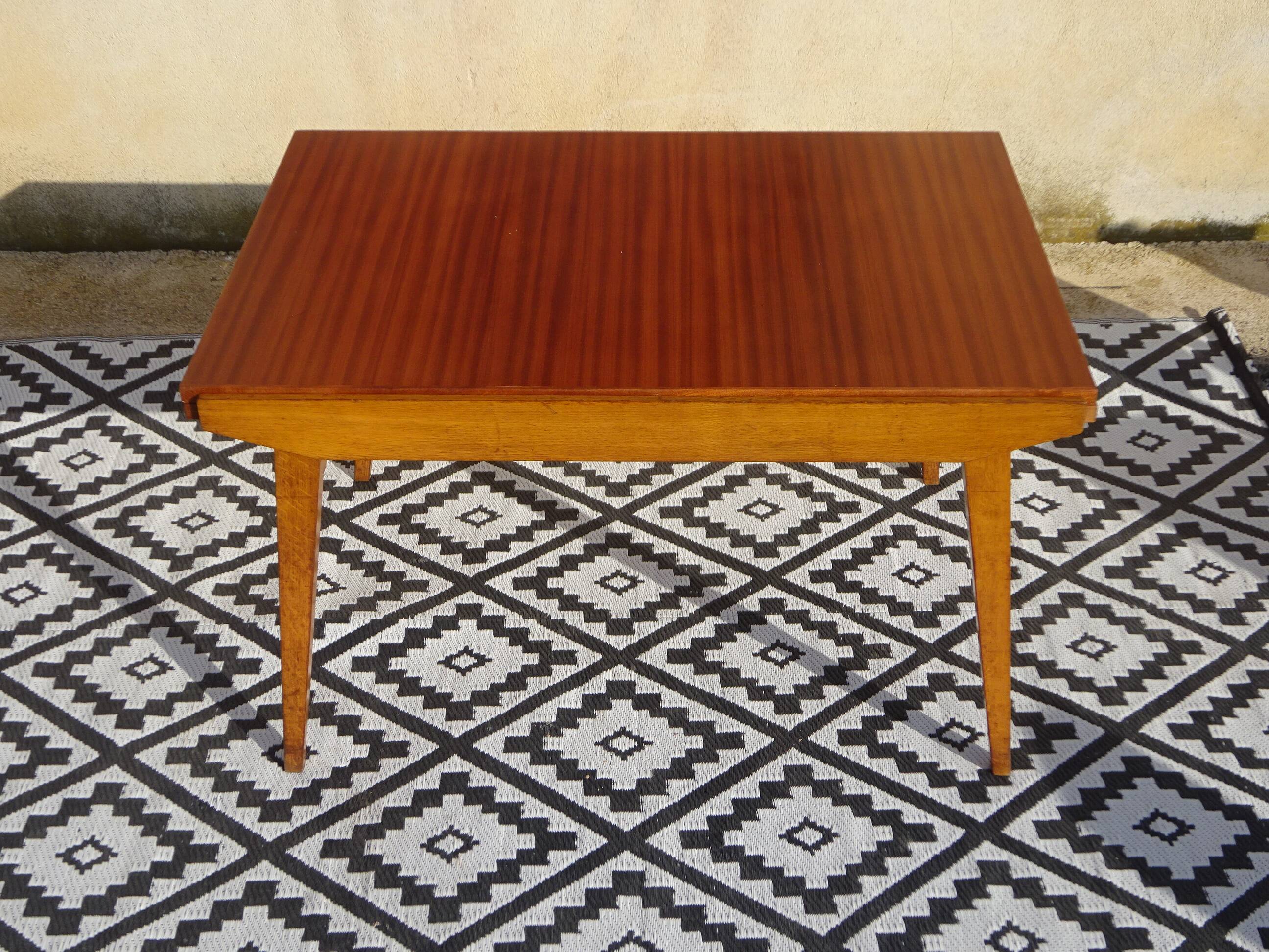 Extendable table, compass legs