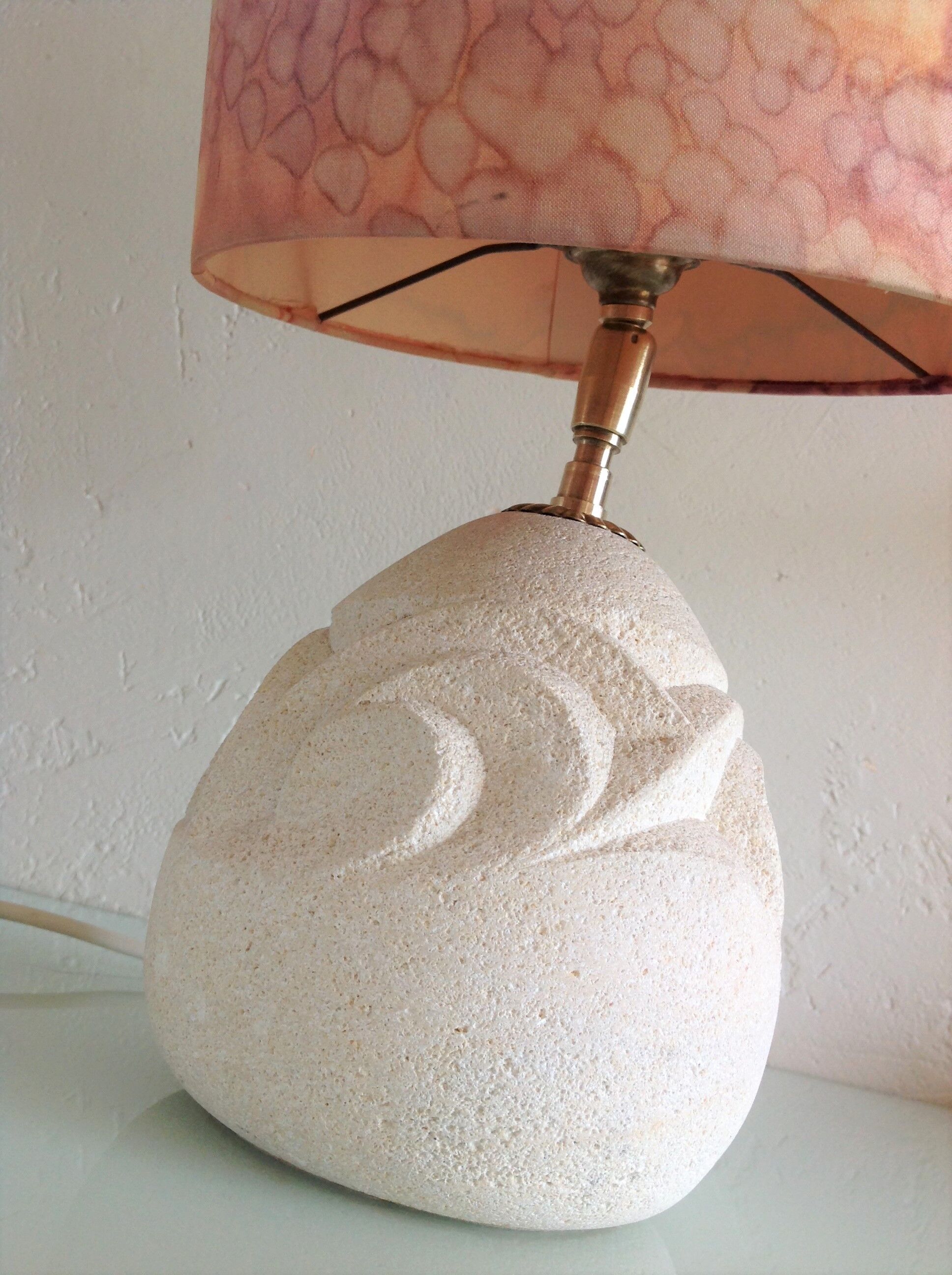 Ovoid lamp in carved stone and printed lampshade / vintage 60-70s