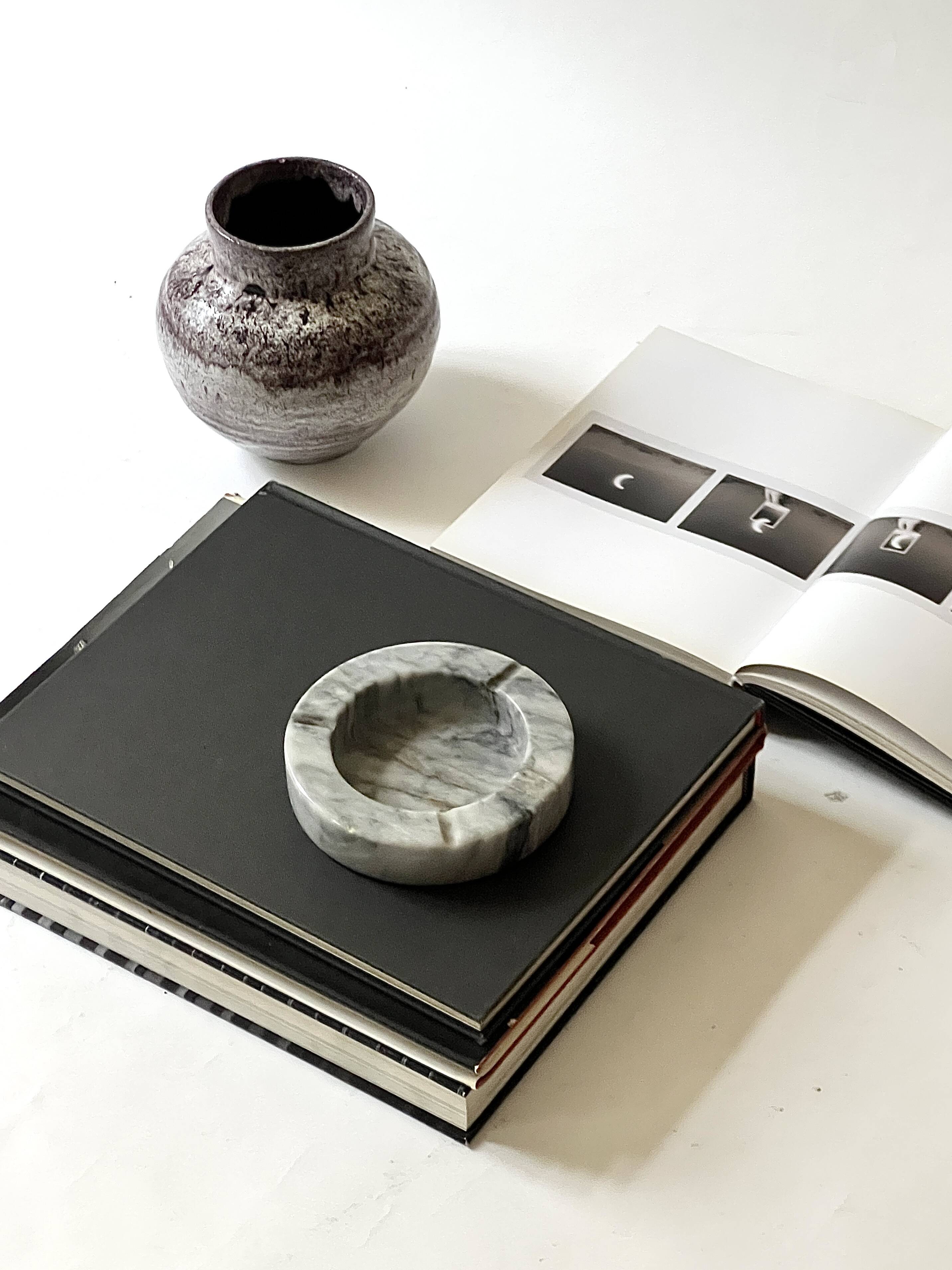 Italian ashtray in veined grey marble, 1970s design.