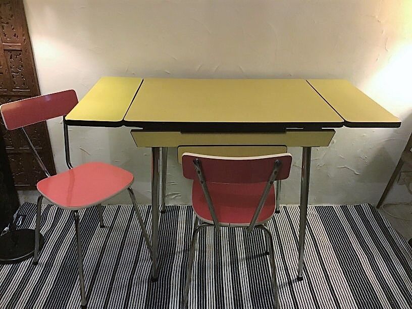 Table formica yellow and 2 red chairs
