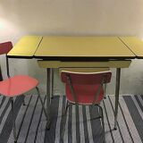 Table en formica jaune et 2 chaises rouges