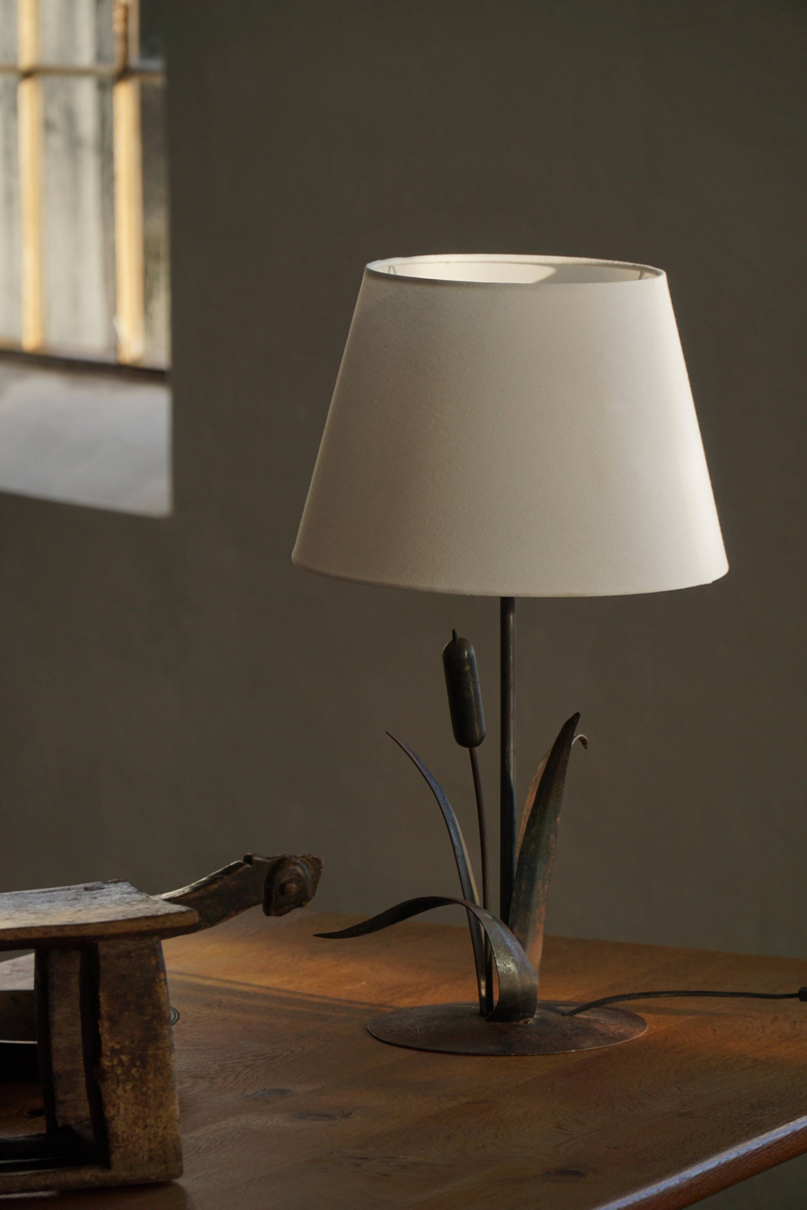 Handcrafted table lamp in wrought iron, organic shape, mid-20th century, 1940s.