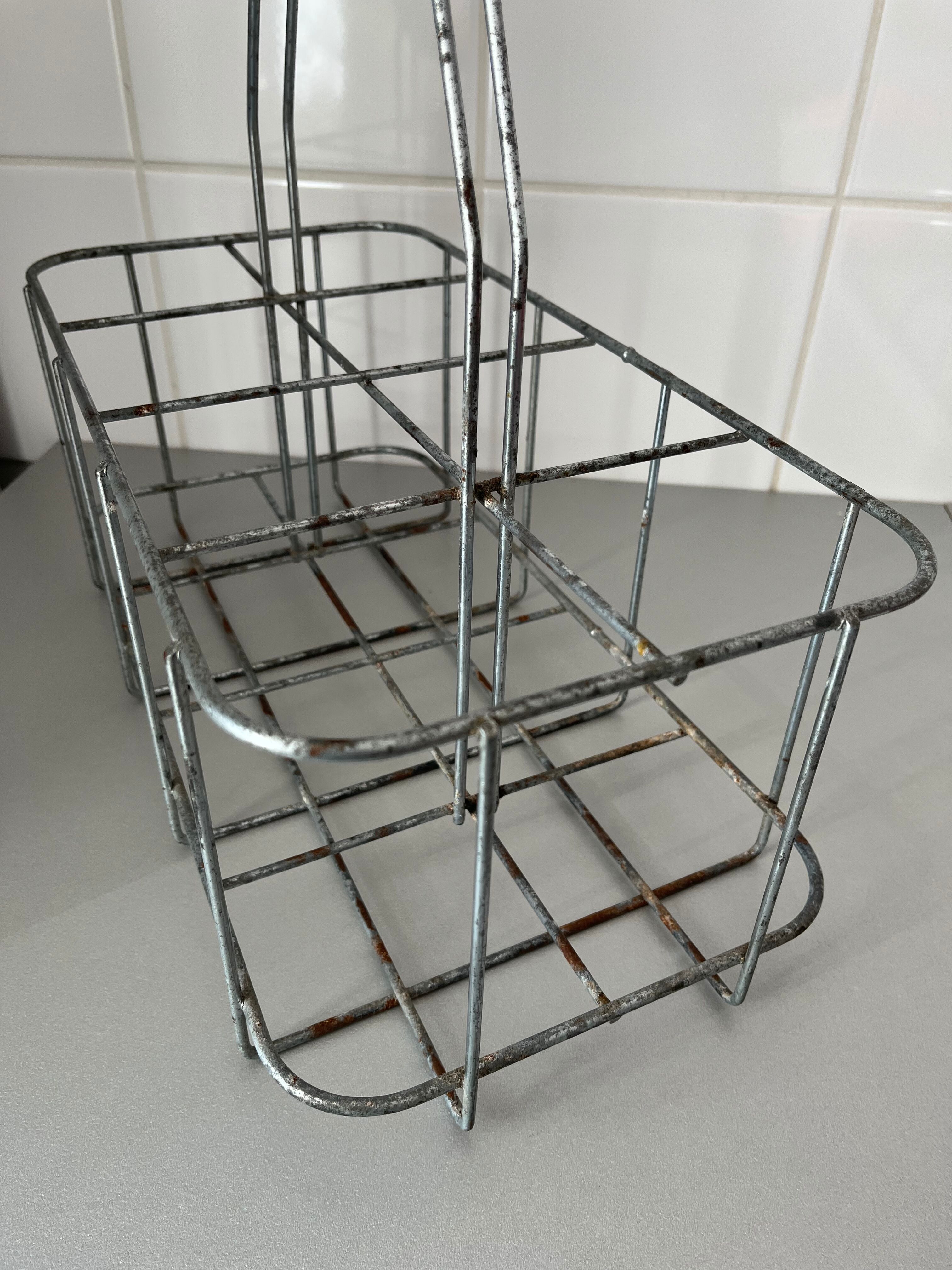 Metal bottle basket