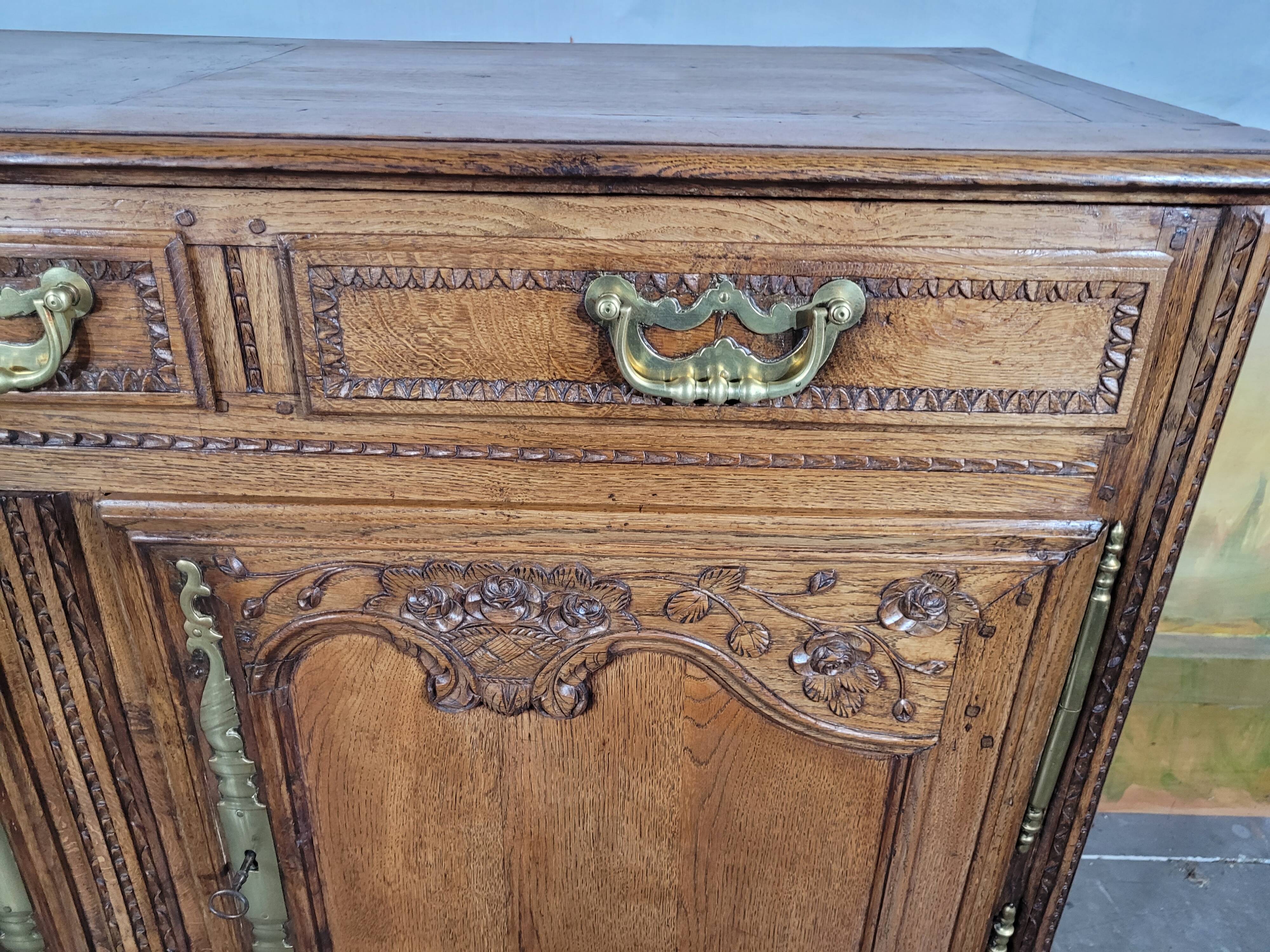 Buffet en chêne sculpté Normand