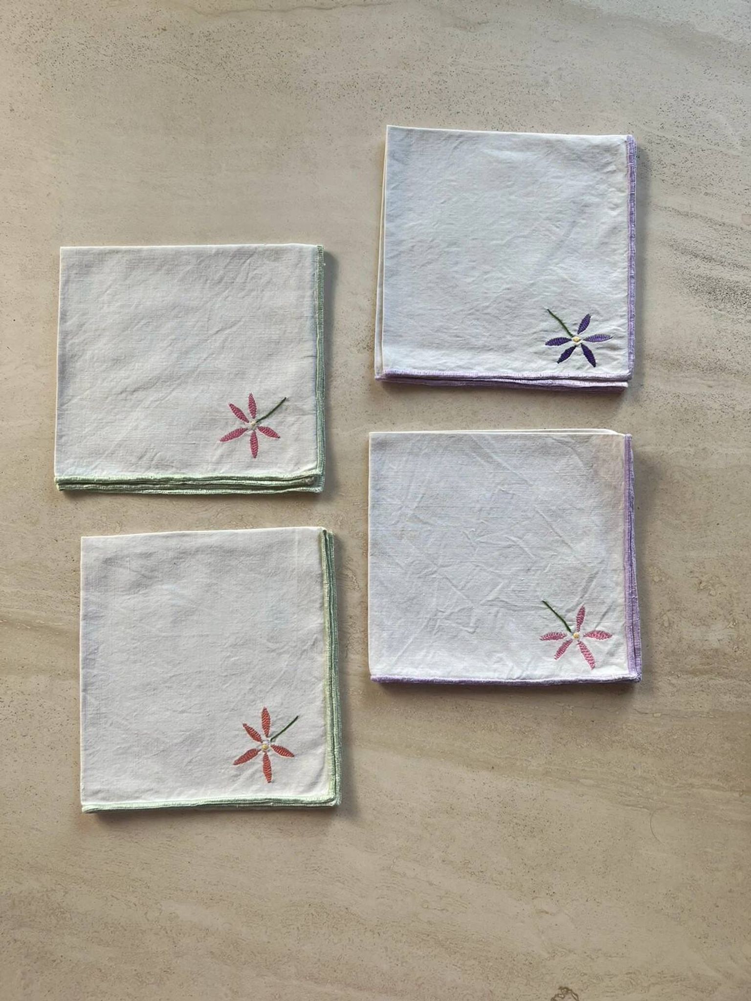 Serviettes de table broderie fleurs (lot de 4)