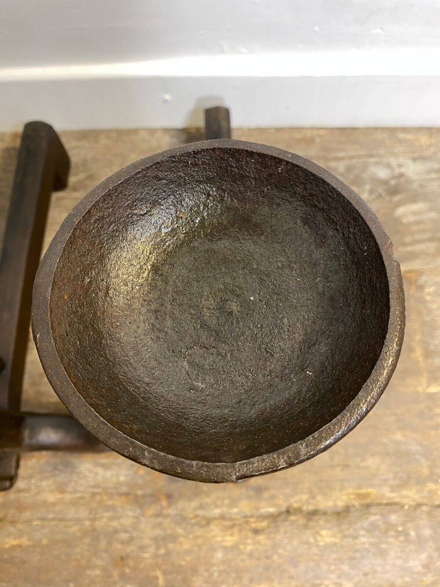 Paire de chenets anciens en fonte, décor rustique, vers 1900