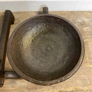 Paire de chenets anciens en fonte, décor rustique, vers 1900