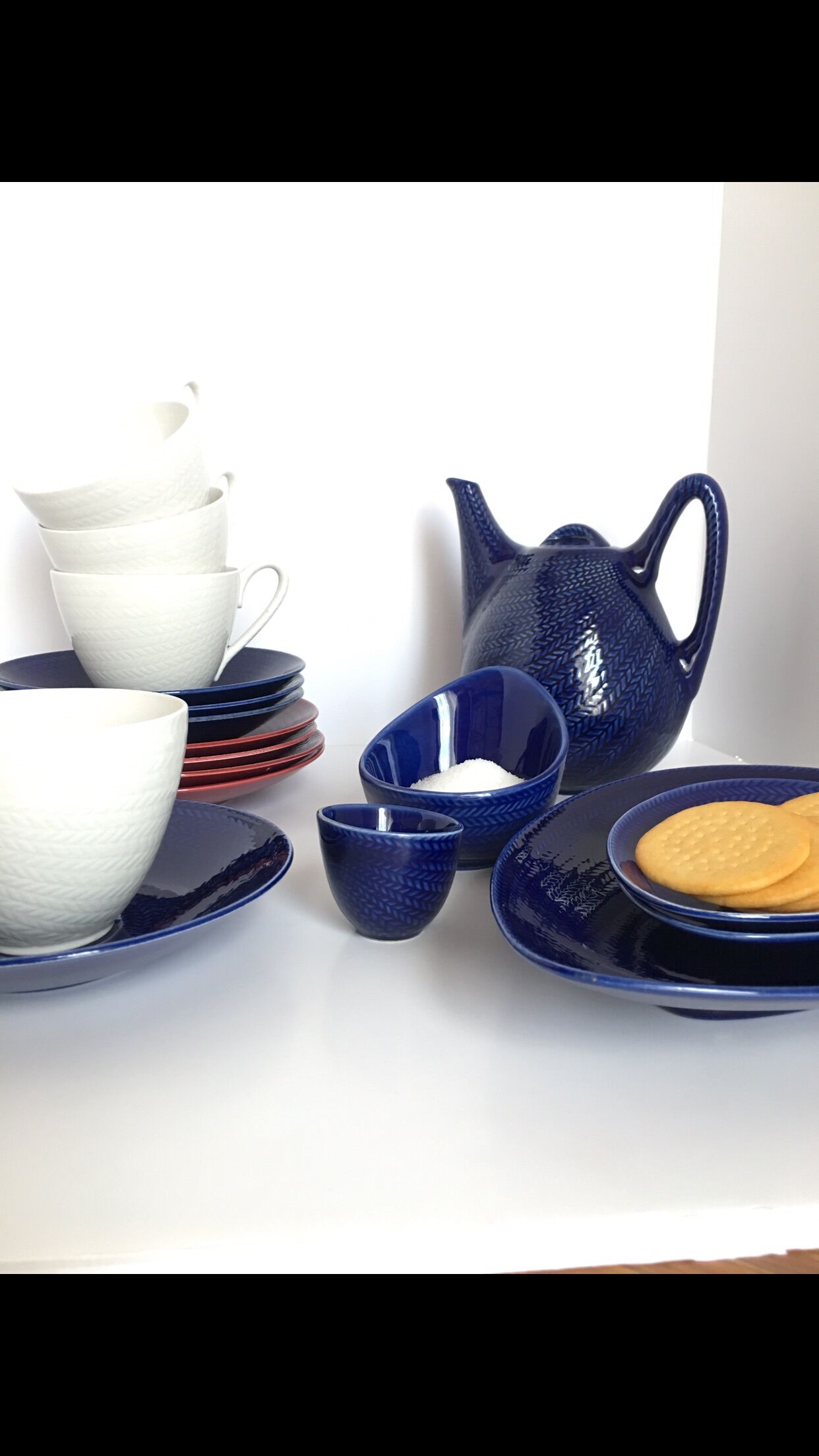 Cups, saucers, coffee maker by Herta Bengtsson Blå eld, Blue fire Rörstrand Sweden 1951-1971