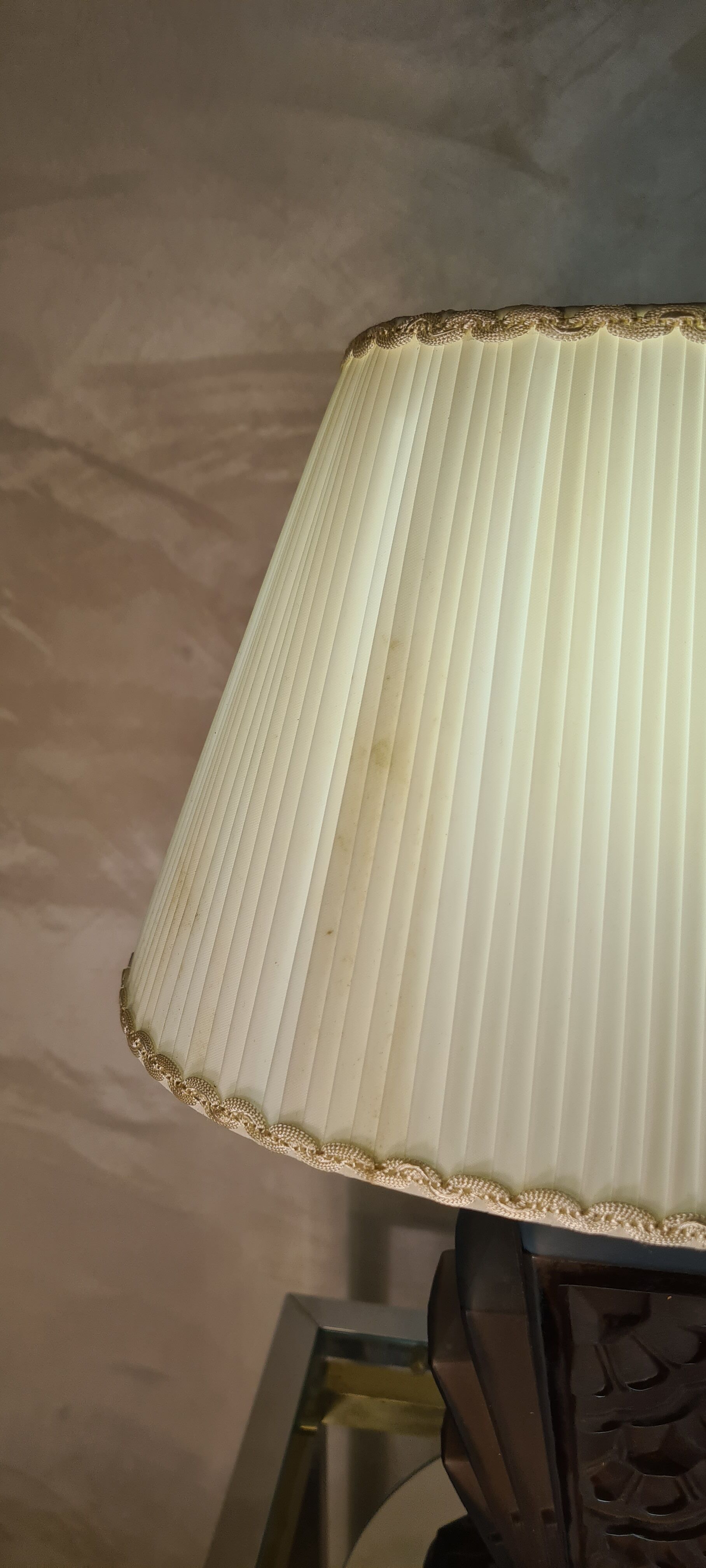 Large Art Deco lamp in V opaque molded glass, 46x33 in its juice,
