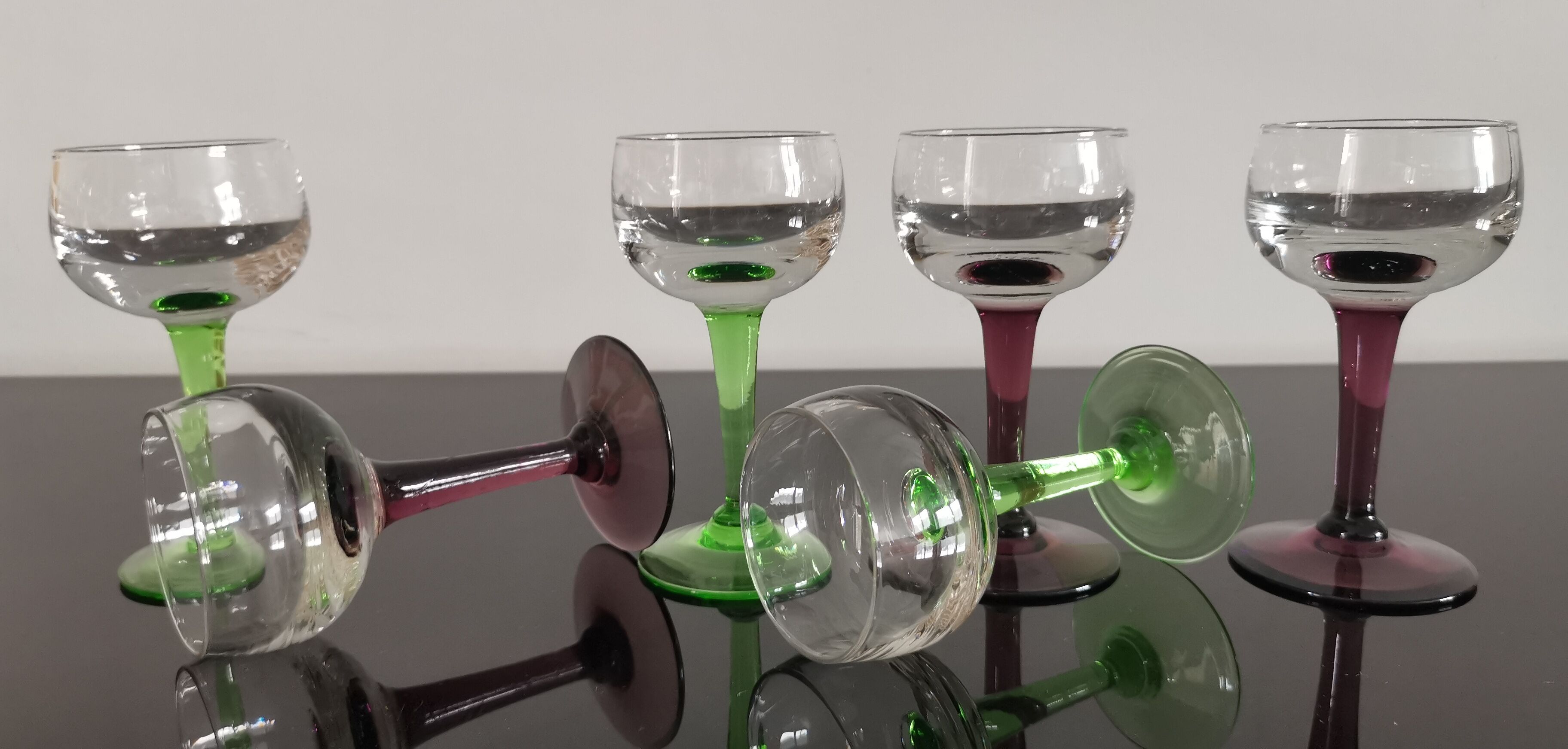 6 anciens verres à liqueur en cristal sur pieds de couleurs  des années 20/30