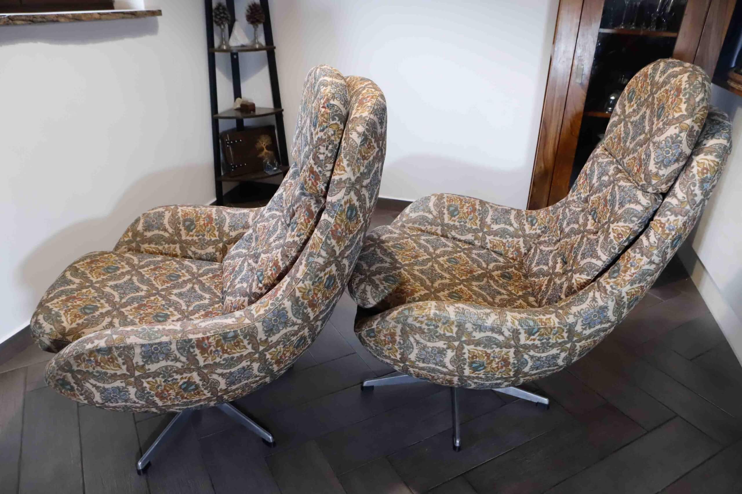 Set of 2 vintage high-back swivel armchairs with abstract upholstery