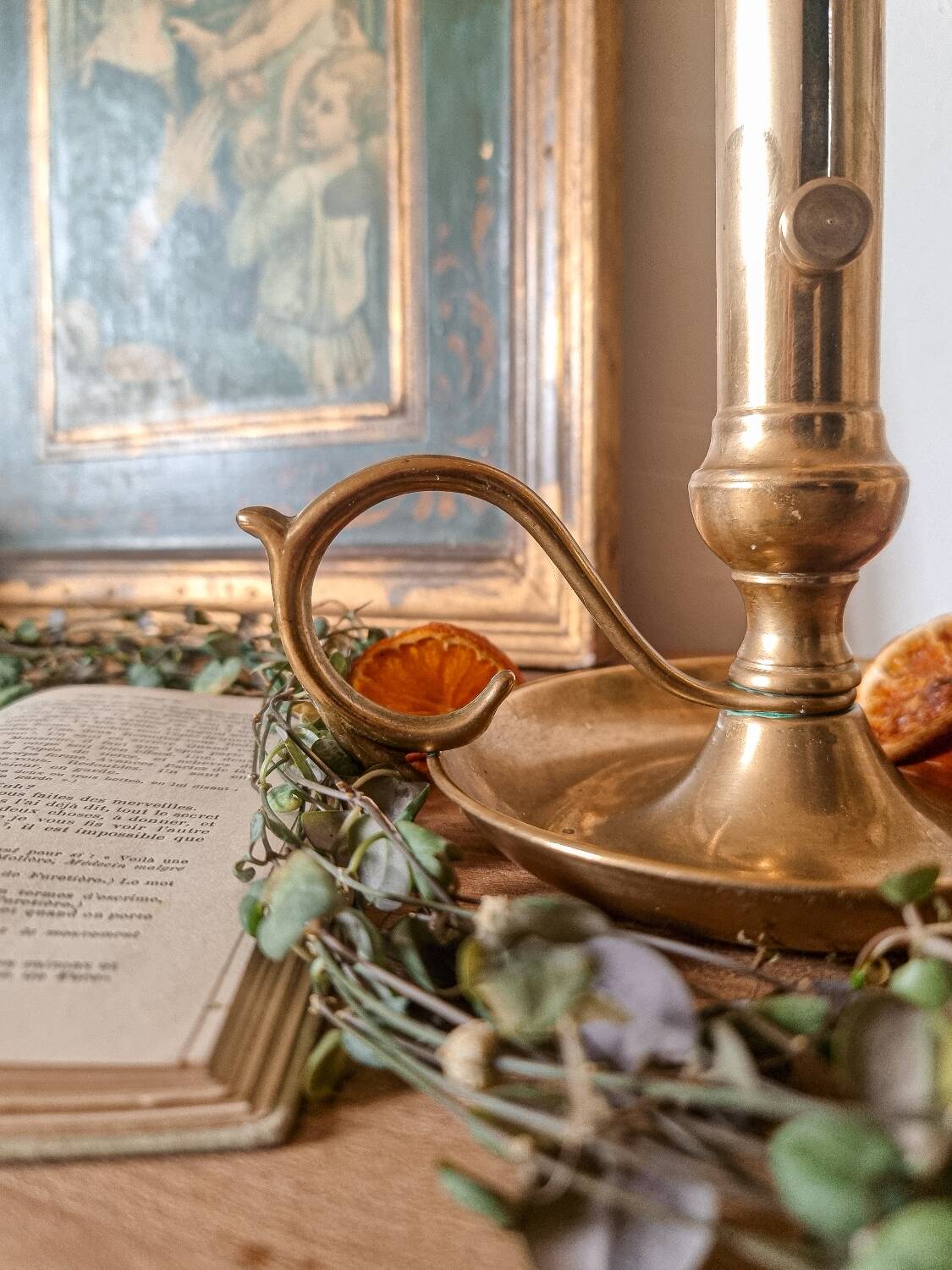 Cellar rat candle holder with brass pusher