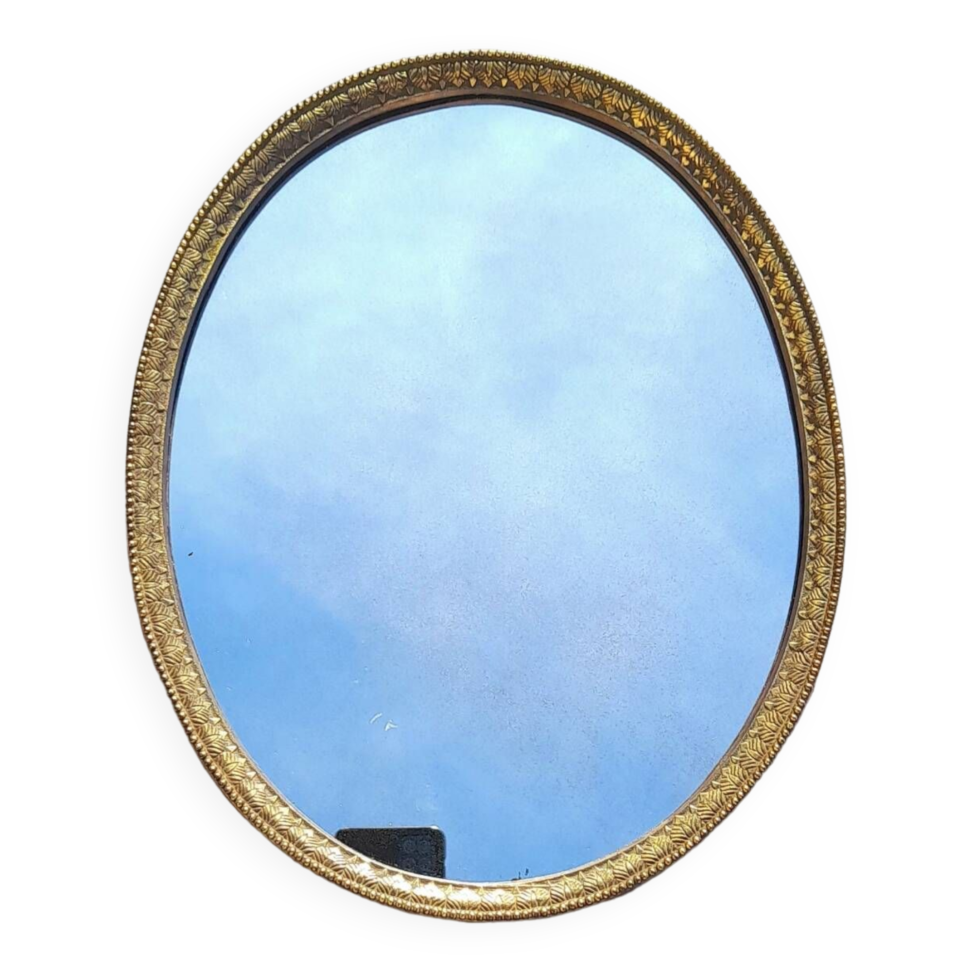Oval mirror in gold metal