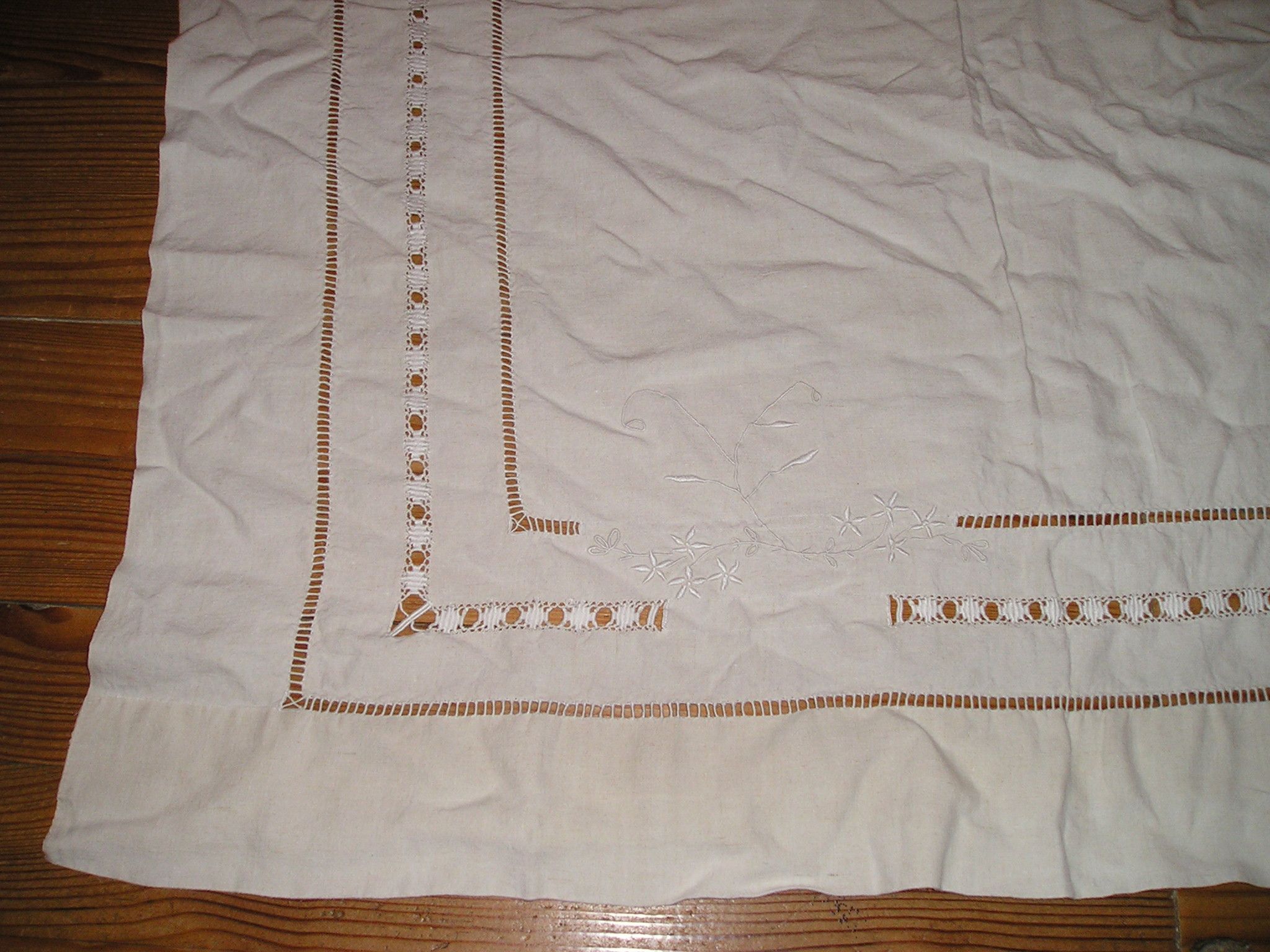 Drap ancien en lin ou métis à 2 rangées de jours avec retours